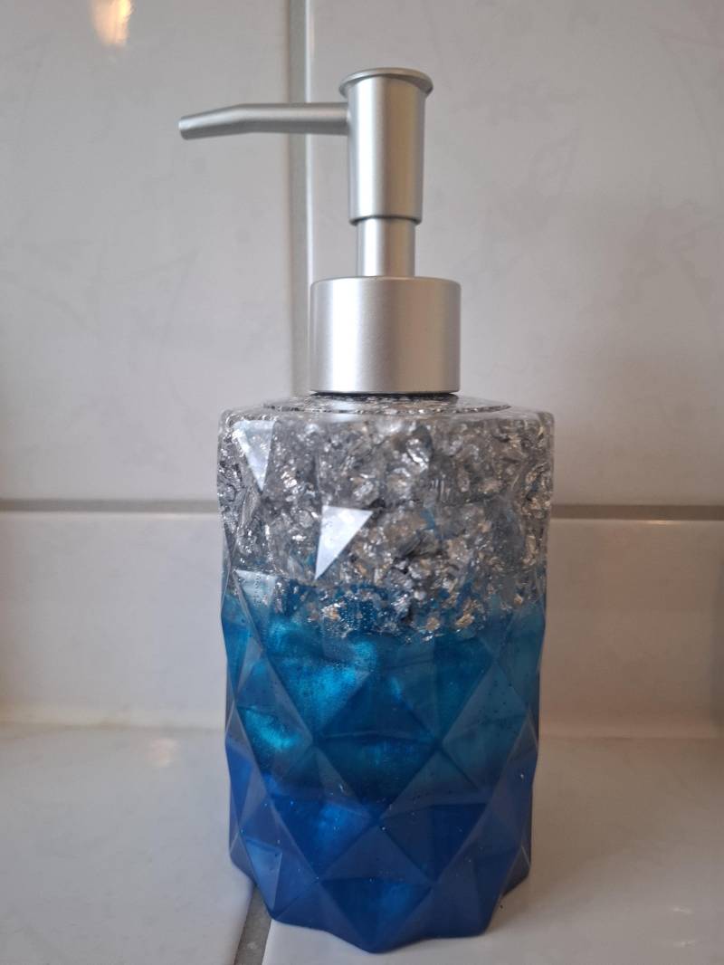 Handgefertigter Seifenspender Aus Resin Kunstharz - Luxus Für Dein Badezimmer Bad Geschenkidee Die Liebste Handgefertigter Seifenspender Aus Resin Kunstharz - Luxus Für Dein Badezimmer Bad Geschenkidee Die Liebste von Etsy - ClaudiasKunterbunt