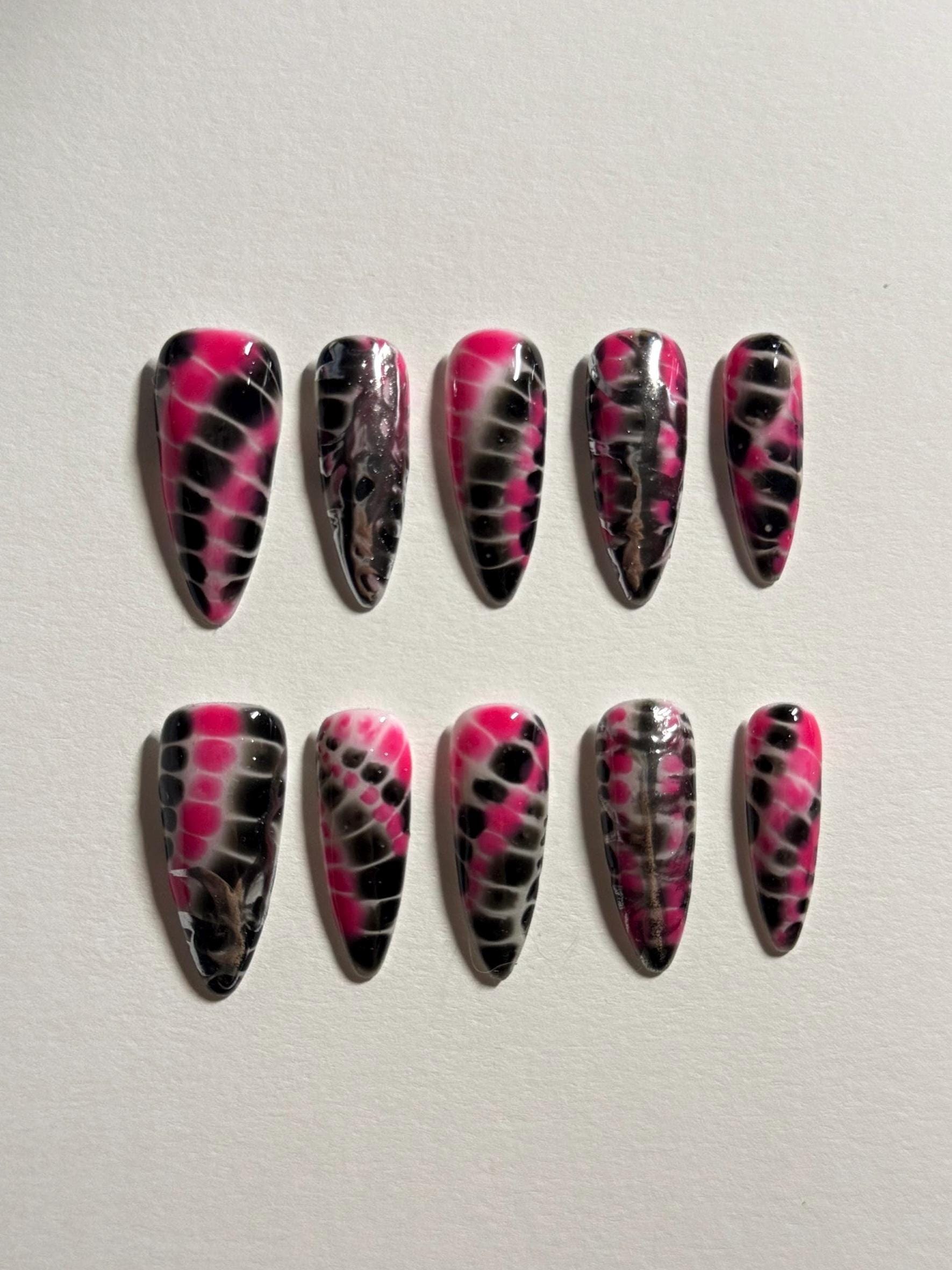 Drücken Sie Auf Die Nägel Rosa Schlange Design | Schwarze Stiletto Fake Glänzende Venom Wiederverwendbare Handgemachte Benutzerdefinierte Größe von Etsy - Clawturenailz