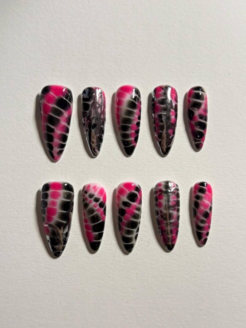 Drücken Sie Auf Die Nägel Rosa Schlange Design | Schwarze Stiletto Fake Glänzende Venom Wiederverwendbare Handgemachte Benutzerdefinierte Größe von Etsy - Clawturenailz