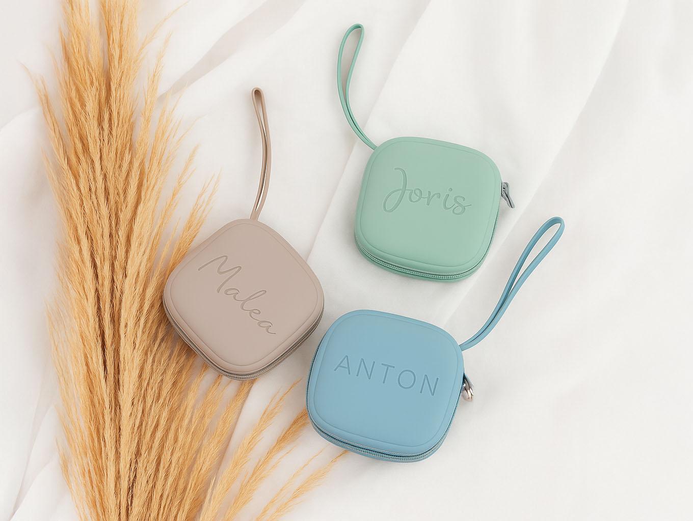 Reißverschluss Schnullerbox Mit Personalisierung Gravur Aufbewahrung Aus Silikon Namen Personalisation Ideal Als Geschenk Praktisch von Etsy - CleoNoah