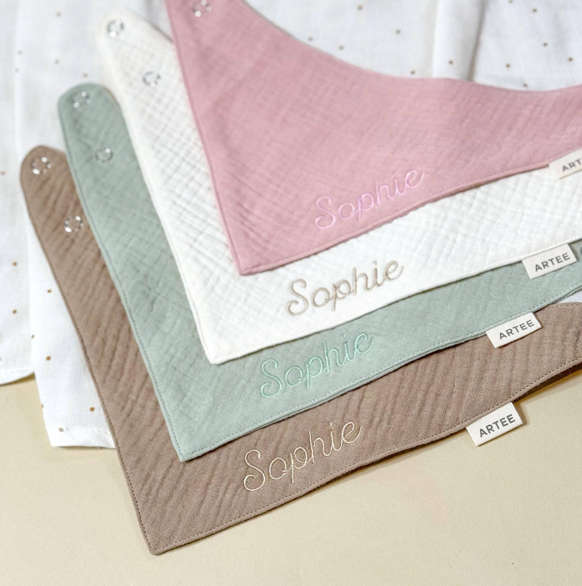 Set 4 Stück Bestickt Personalisiert Mit Stickerei Musselin Baby Und Kleinkind Halstücher Dreieckstücher Baumwolle Lätzchen, Geschenk Set 4 Stück Bestickt Personalisiert Mit Stickerei Musselin Baby Und Kleinkind Halstücher Dreieckstücher Baumwolle Lätzchen, Geschenk von Etsy - CleoNoah