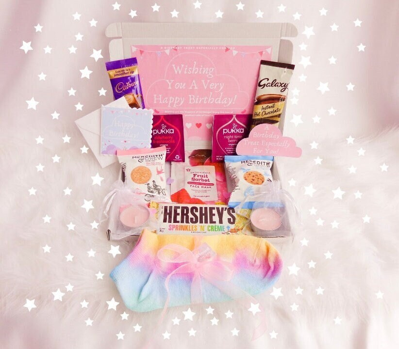 Geburtstagsbriefkastengeschenk Für Sie Mit Regenbogensocken, Geburtstagskarte, Heißer Schokolade, Schokoladenriegel, Tee, Luxuskeksen Und Geburtstagsbriefkastengeschenk Für Sie Mit Regenbogensocken, Geburtstagskarte, Heißer Schokolade, Schokoladenriegel, Tee, Luxuskeksen Und von Etsy - CloudTieDyeCo