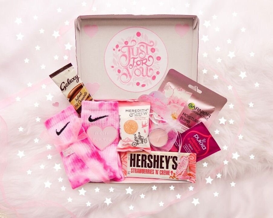 Tie Dye Nike Socken Letterbox Geschenk | Geschenke Zum Geburtstag Für Sie Rosa Luxus-Self-Care-Verwöhnbox Pick Me Up Pflegepaket Verwöhnkorb Tie Dye Nike Socken Letterbox Geschenk | Geschenke Zum Geburtstag Für Sie Rosa Luxus-Self-Care-Verwöhnbox Pick Me Up Pflegepaket Verwöhnkorb von Etsy - CloudTieDyeCo