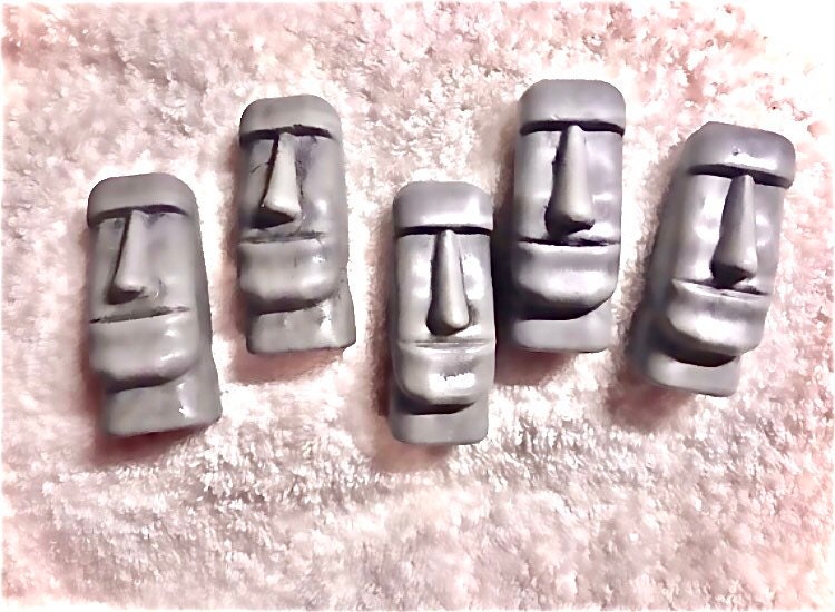 Kleine Handgemalte Osterinsel Moai Pflanzenseifen, 5Er Set Kleine Handgemalte Osterinsel Moai Pflanzenseifen, 5Er Set von Etsy - CoastalMindset