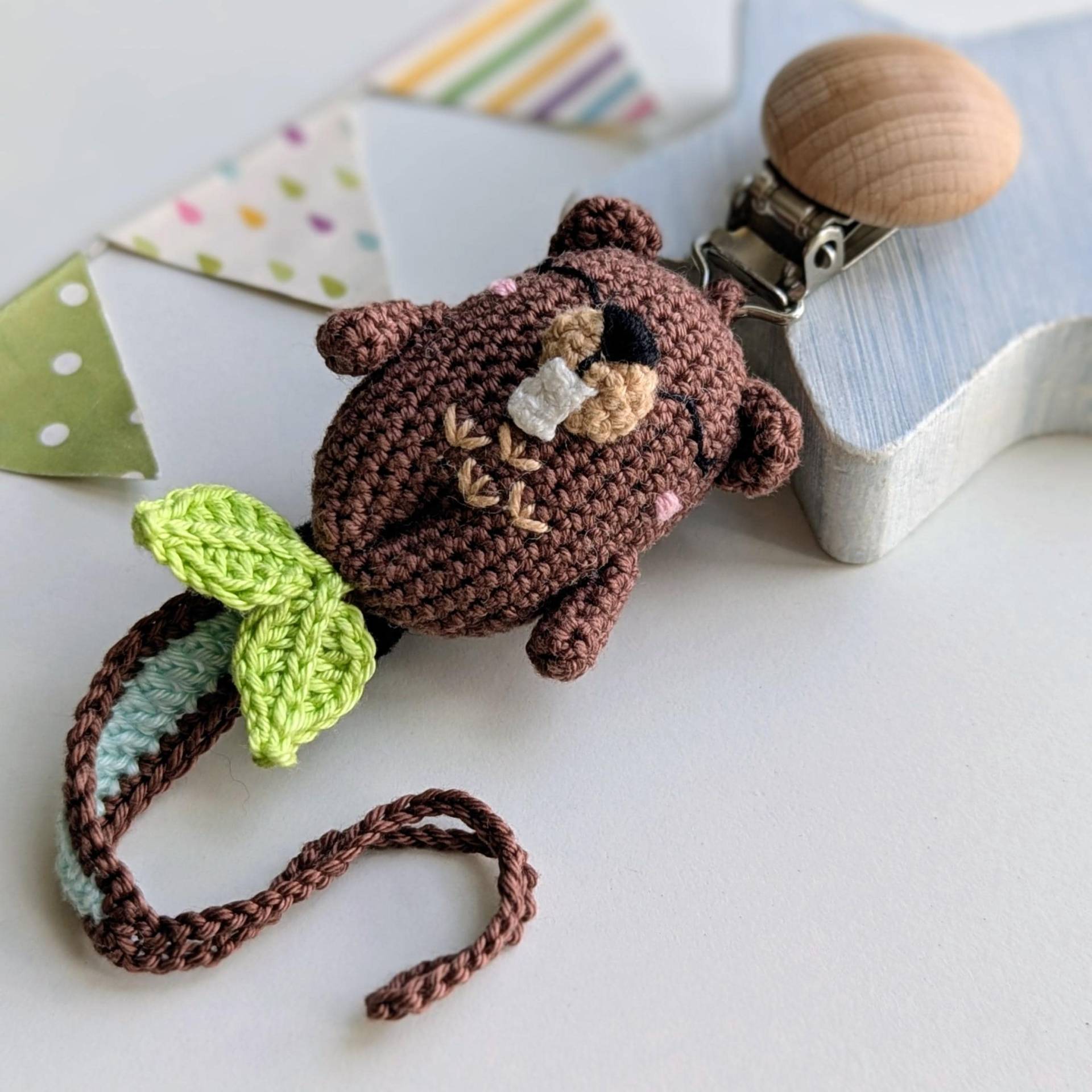 Gehäkelte Biber Schnullerkette Gehäkelte Biber Schnullerkette von Etsy - ColoredYarn