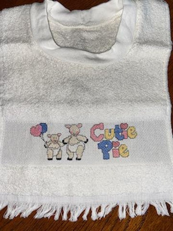 Cutie Pie Lamm-Lätzchen Cutie Pie Lamm-Lätzchen von Etsy - CornerStoreCraftsCo
