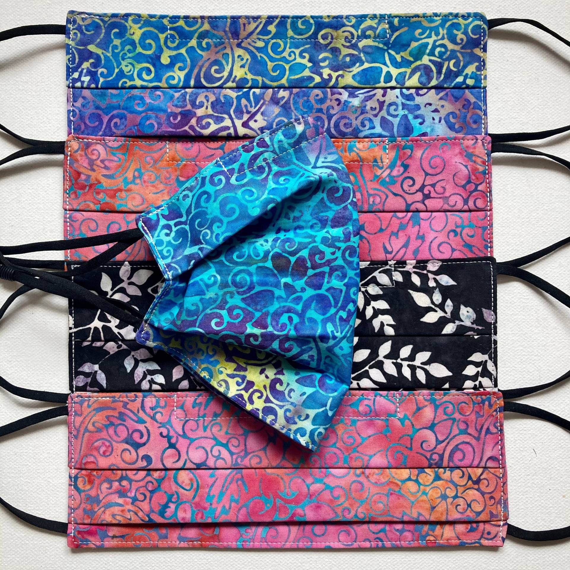 Waschbare Wiederverwendbare Gesichtsmaske Aus Baumwolle Blue Island Batik von Etsy - CornishCottonCrafts