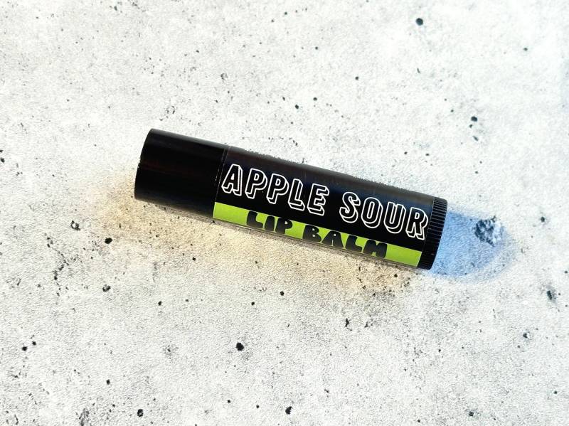 Apple Sour Vegan Lippenbalsam Natürliche Feuchtigkeitsspendende Formel Apple Sour Vegan Lippenbalsam Natürliche Feuchtigkeitsspendende Formel von Etsy - CosmicallyMisplaced