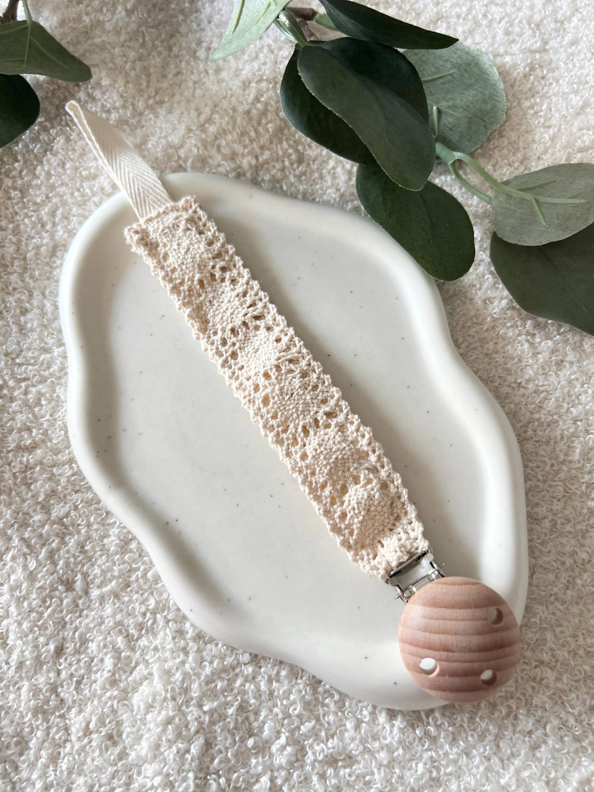 Schnullerkette, Beige, Gehäkeltes Band, Holzverschluss, Natur Holz, Baby Geschenk Zur Geburt, Babygeschenk, Handgemachtes Geburtsgeschenk Schnullerkette, Beige, Gehäkeltes Band, Holzverschluss, Natur Holz, Baby Geschenk Zur Geburt, Babygeschenk, Handgemachtes Geburtsgeschenk von Etsy - CosyHavenDE