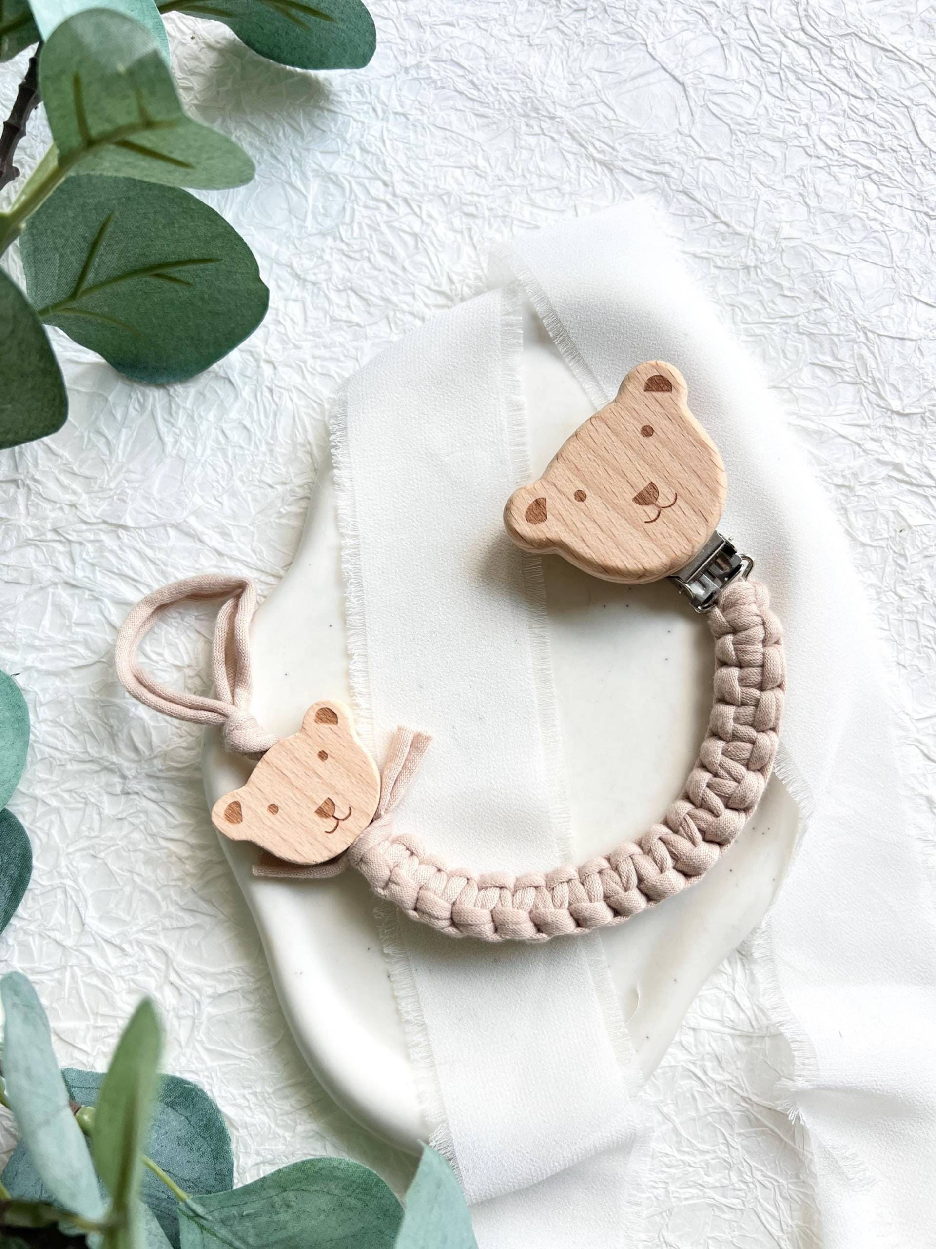 Schnullerkette, Holz Bär, Beige, Jersey Baumwolle Stoff, Baby Geschenk Zur Geburt, Tier Bären Anhänger, Neugeborenes, Unisex Babygeschenk Schnullerkette, Holz Bär, Beige, Jersey Baumwolle Stoff, Baby Geschenk Zur Geburt, Tier Bären Anhänger, Neugeborenes, Unisex Babygeschenk von Etsy - CosyHavenDE