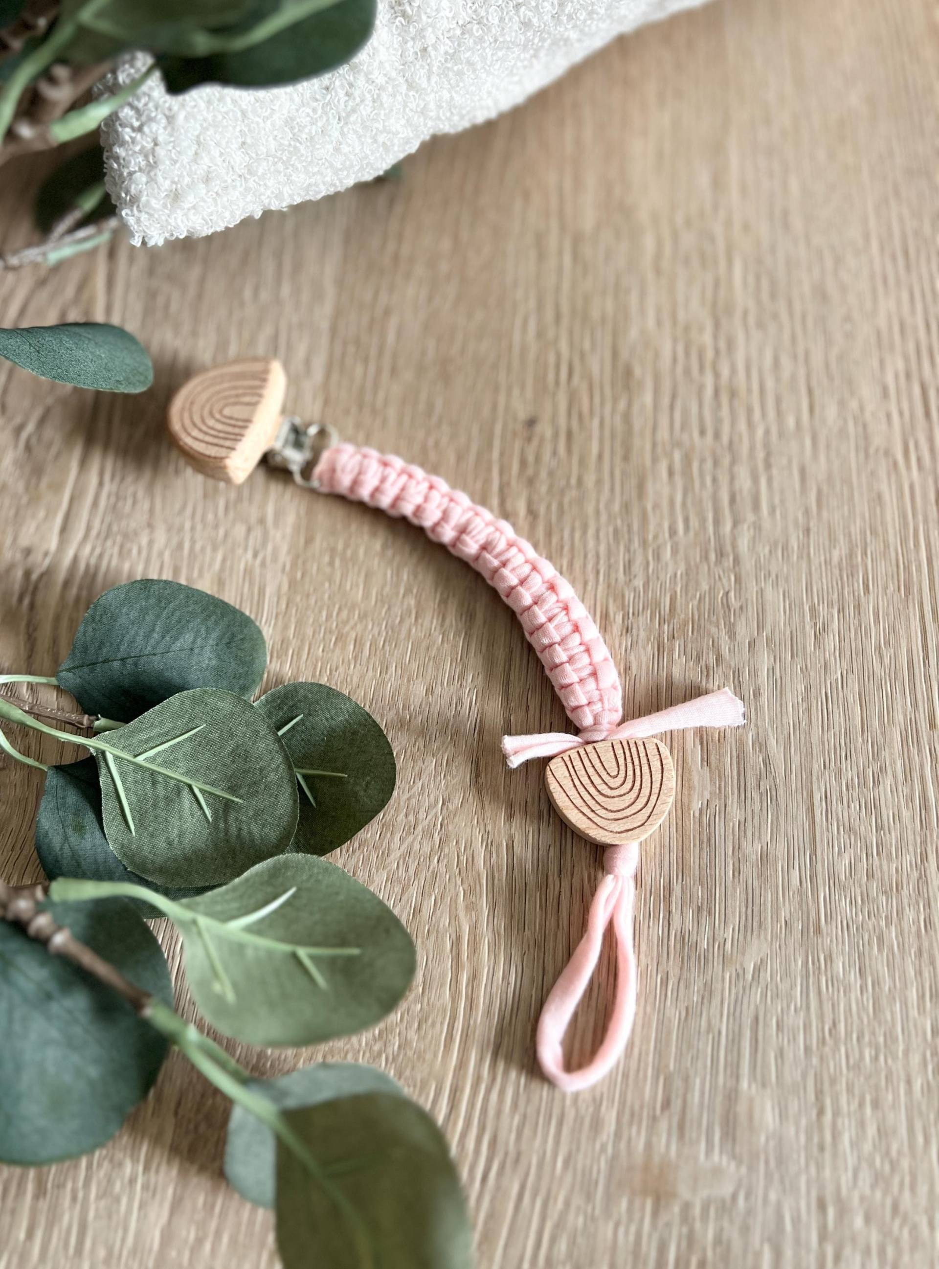 Schnullerkette, Holz Regenbogen, Rosa, Jersey Baumwolle Stoff, Geschenk Zur Geburt, Moderner Anhänger, Neugeborenes, Babygeschenk, Mädchen Schnullerkette, Holz Regenbogen, Rosa, Jersey Baumwolle Stoff, Geschenk Zur Geburt, Moderner Anhänger, Neugeborenes, Babygeschenk, Mädchen von Etsy - CosyHavenDE