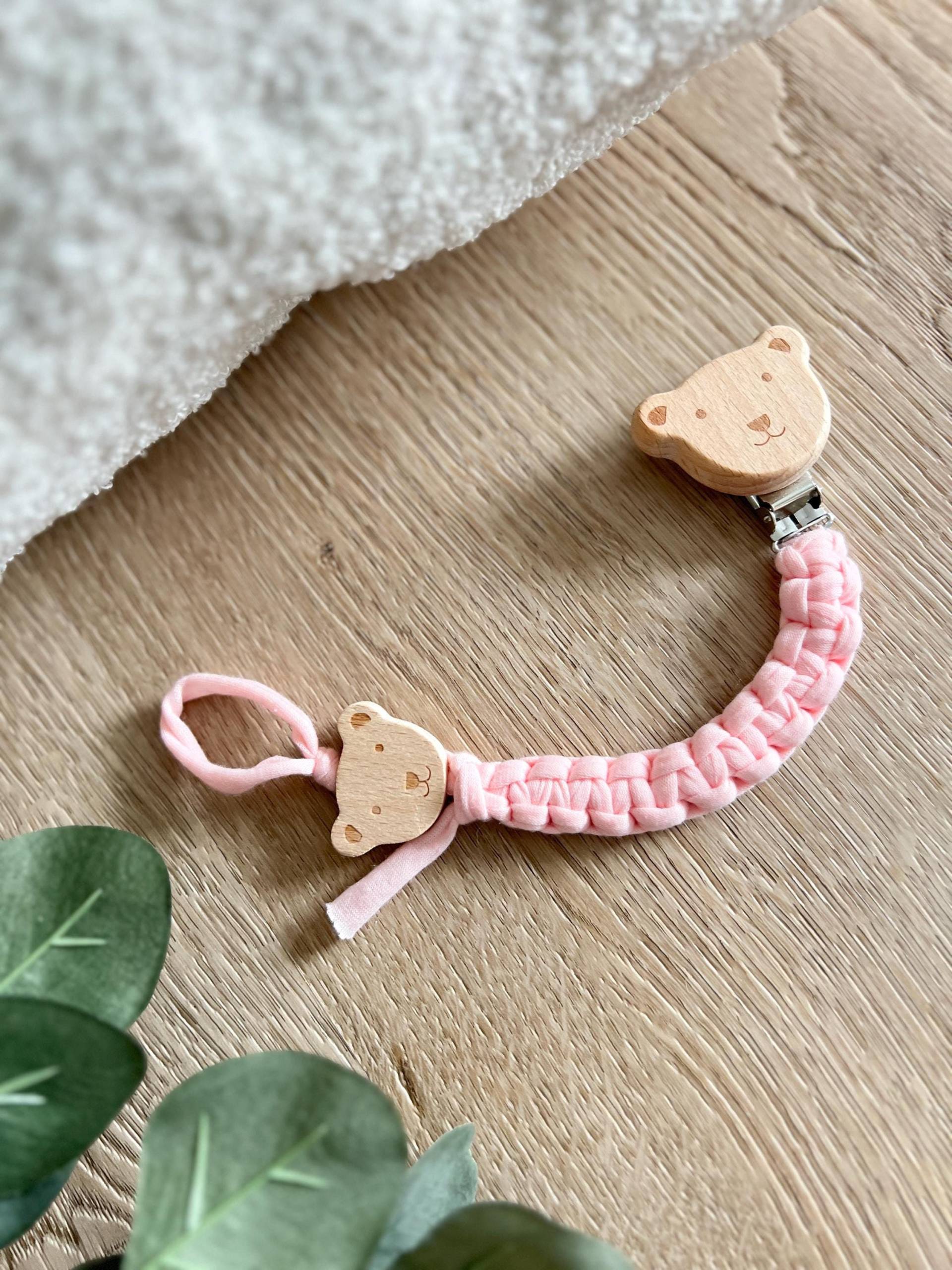 Schnullerkette Baby, Holz Bär, Rosa, Jersey Baumwolle Stoff, Geschenk Zur Geburt, Tier Bären Anhänger, Neugeborenes, Babygeschenk Schnullerkette Baby, Holz Bär, Rosa, Jersey Baumwolle Stoff, Geschenk Zur Geburt, Tier Bären Anhänger, Neugeborenes, Babygeschenk von Etsy - CosyHavenDE