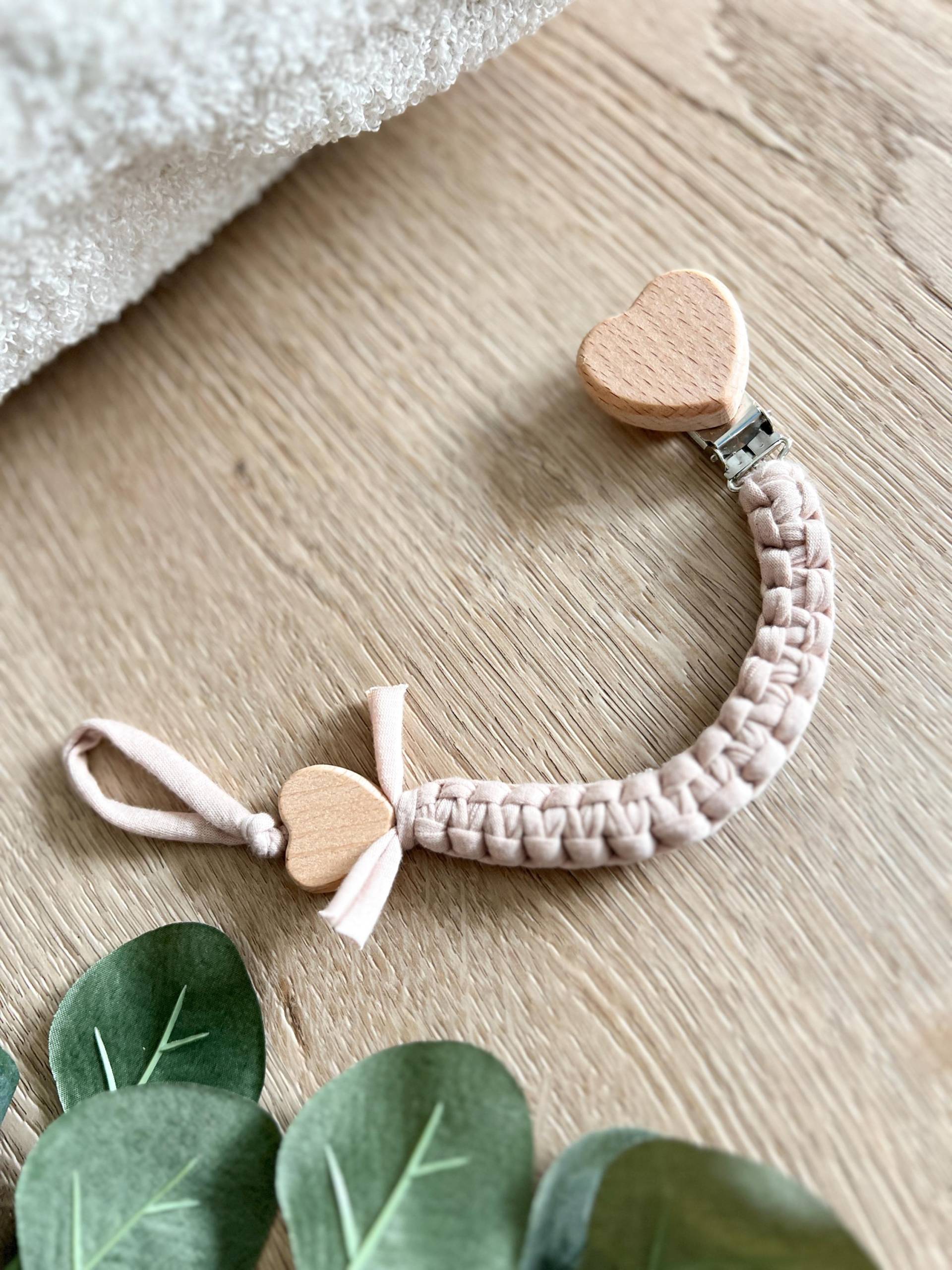 Schnullerkette Baby, Holz Herz, Beige, Jersey Baumwolle Stoff, Geschenk Zur Geburt, Anhänger, Neugeborenes, Babygeschenk Schnullerkette Baby, Holz Herz, Beige, Jersey Baumwolle Stoff, Geschenk Zur Geburt, Anhänger, Neugeborenes, Babygeschenk von Etsy - CosyHavenDE
