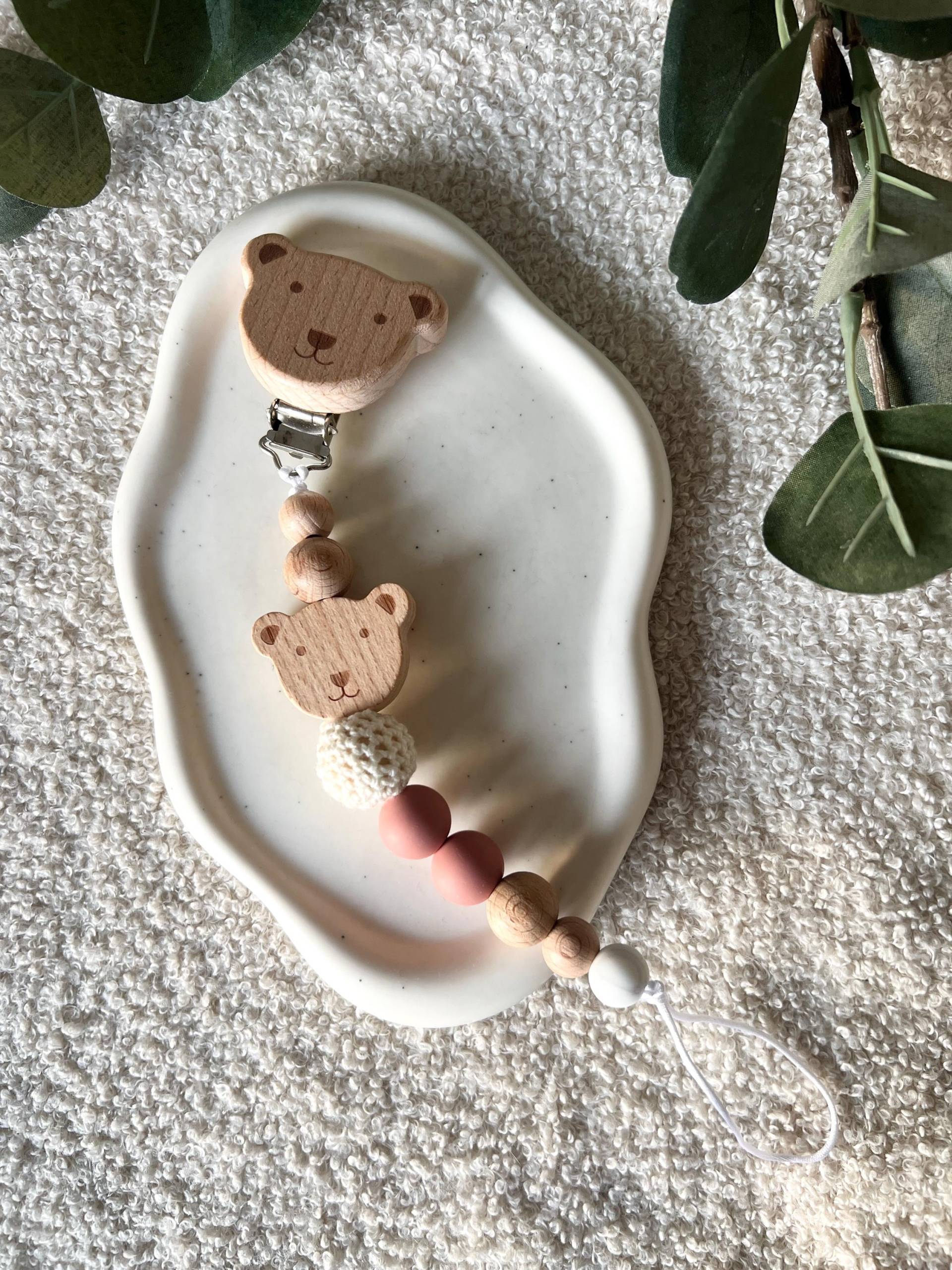 Schnullerkette Baby, Holzperlen Mit Holz Bär, Altrosa/Beige, Häkelperle, Silikonperlen, Geschenk Zur Geburt, Tier Anhänger, Babygeschenk Schnullerkette Baby, Holzperlen Mit Holz Bär, Altrosa/Beige, Häkelperle, Silikonperlen, Geschenk Zur Geburt, Tier Anhänger, Babygeschenk von Etsy - CosyHavenDE