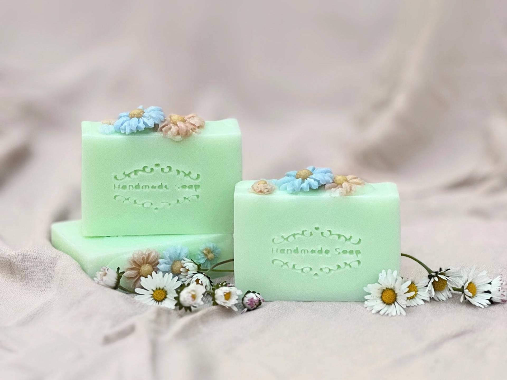 Frühlingsseife Mit Angenehmen Blumenduft in Grün Frühlingsseife Mit Angenehmen Blumenduft in Grün von Etsy - CottageandRose