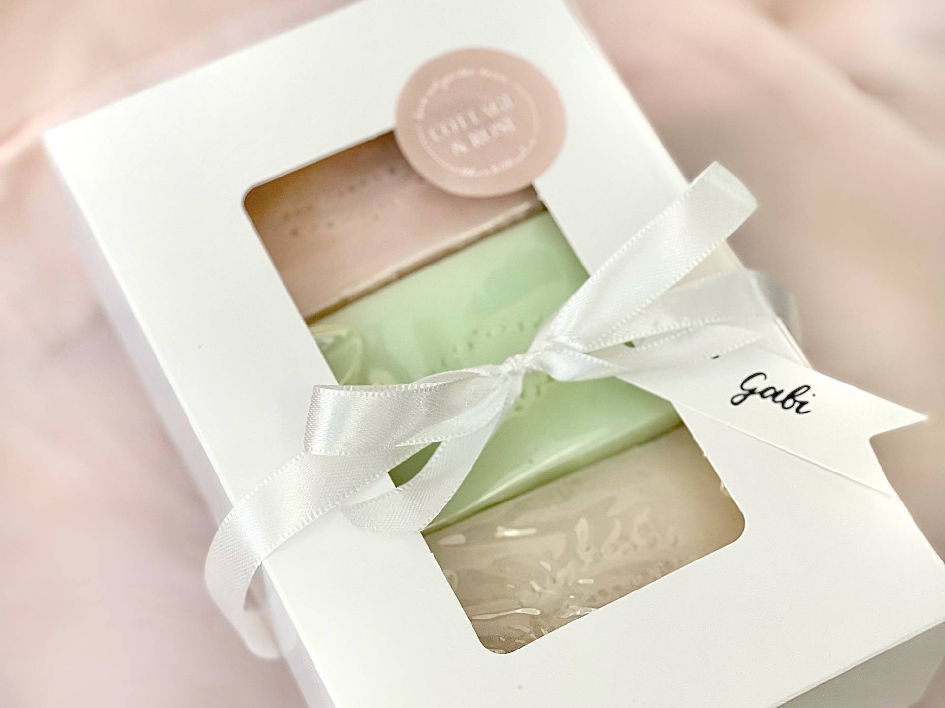 Geschenkbox Seifen Mir 3 Handgemachten Glycerinseifen Nach Wahl Und Einer Eleganten Geschenkverpackung Geschenkbox Seifen Mir 3 Handgemachten Glycerinseifen Nach Wahl Und Einer Eleganten Geschenkverpackung von Etsy - CottageandRose