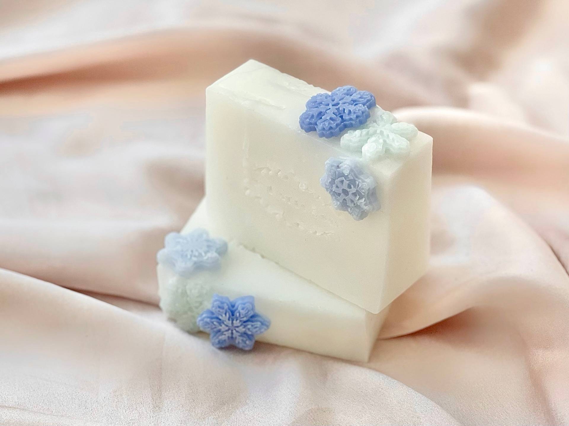 Winter Soap With Ice Crystals in White & Blue - Soap Magic von Etsy - CottageandRose