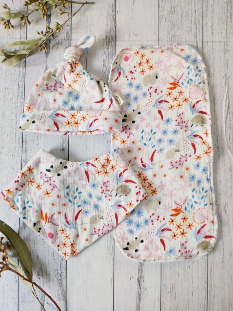 Aussie Natives Baby Bib/Beanie Burp Cloth Set, Neugeborenes Geschenkset - Australiana Aussie Natives Baby Bib/Beanie Burp Cloth Set, Neugeborenes Geschenkset - Australiana von Etsy - CottonTreeByLinda
