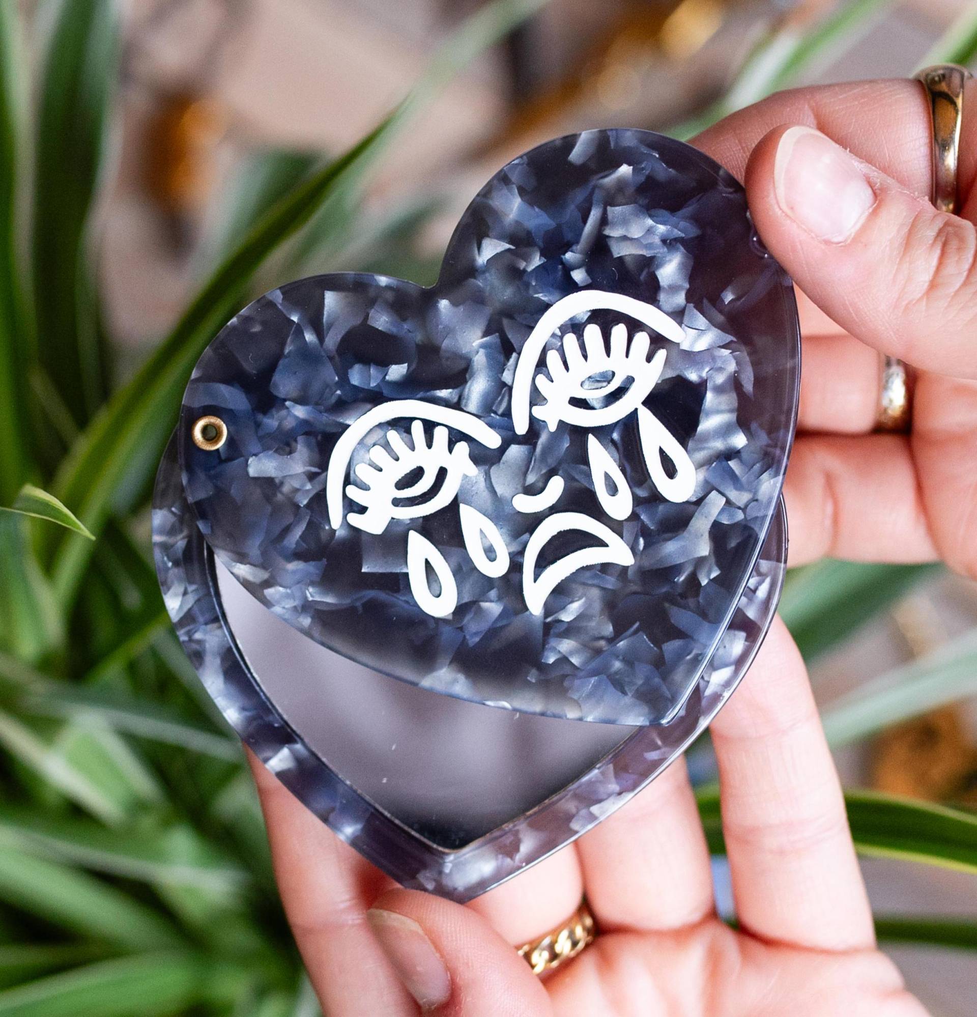 Weinendes Herz Schwarz Marmor Acryl Form Taschenspiegel Kompakt von Etsy - CousinsCollective