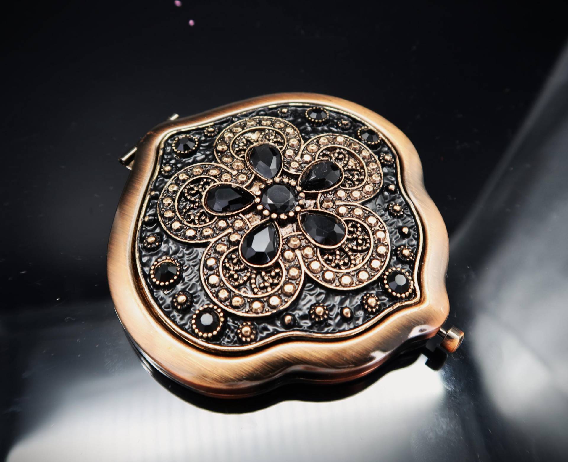 Antique-style Compact Mirror/ Vintage Bronze With Black Gem & Rhinestones von Etsy - CoutureDePillango
