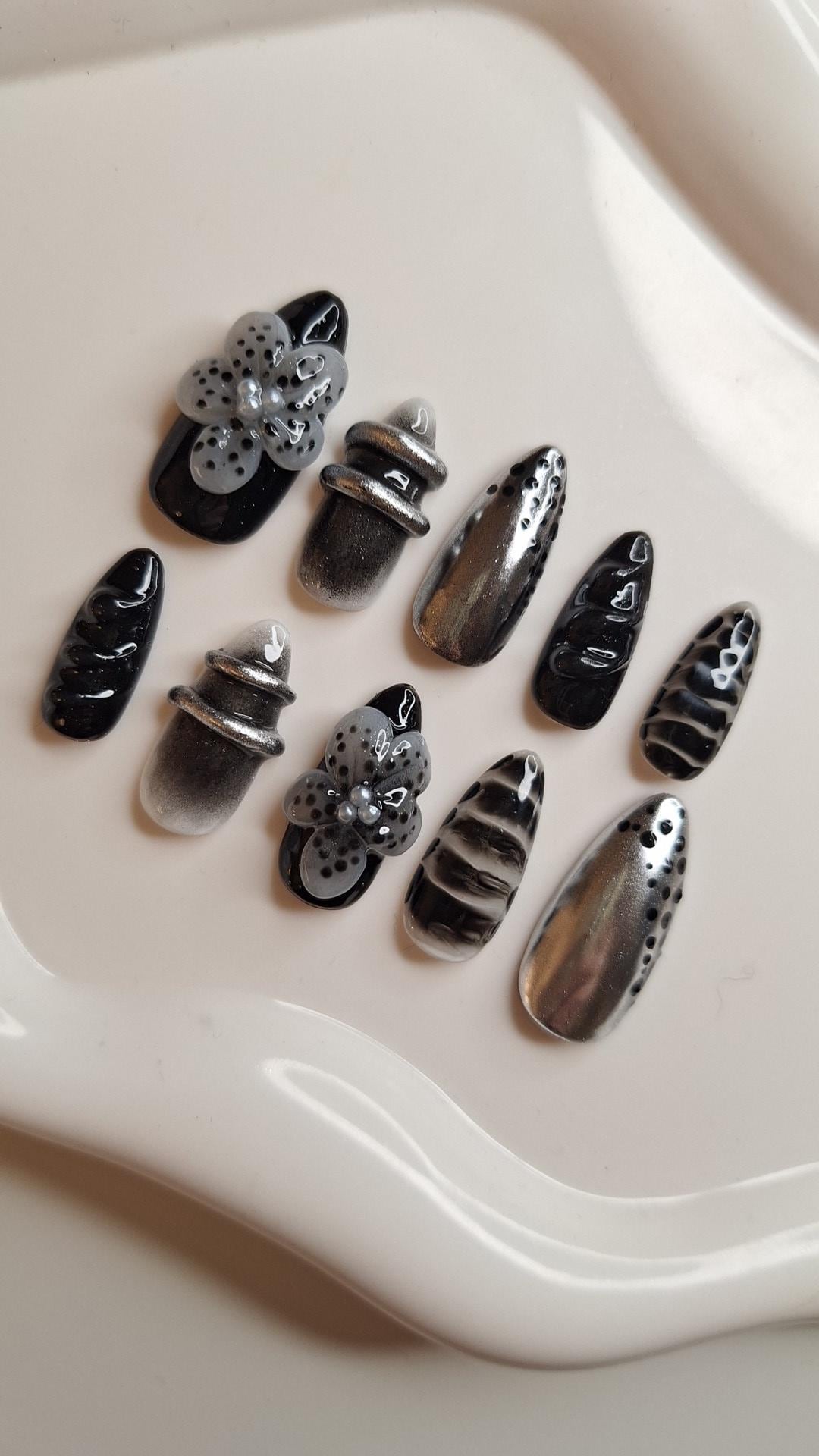 Handgemachte Chrome Acubi Nails With Flowers, Black & White Details Handgemachte Chrome Acubi Nails With Flowers, Black & White Details von Etsy - CozyGlossAndMore