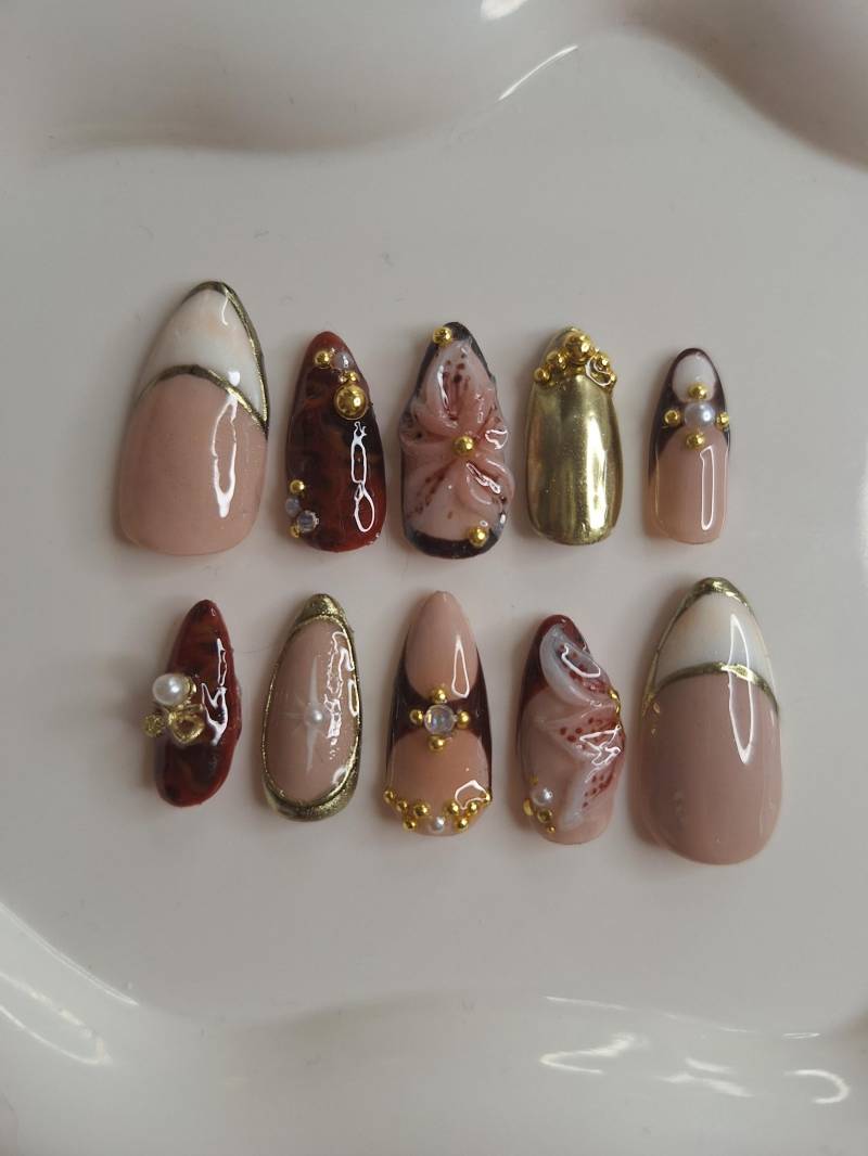 Handmade Gold Chrome Nails With Flowers von Etsy - CozyGlossAndMore