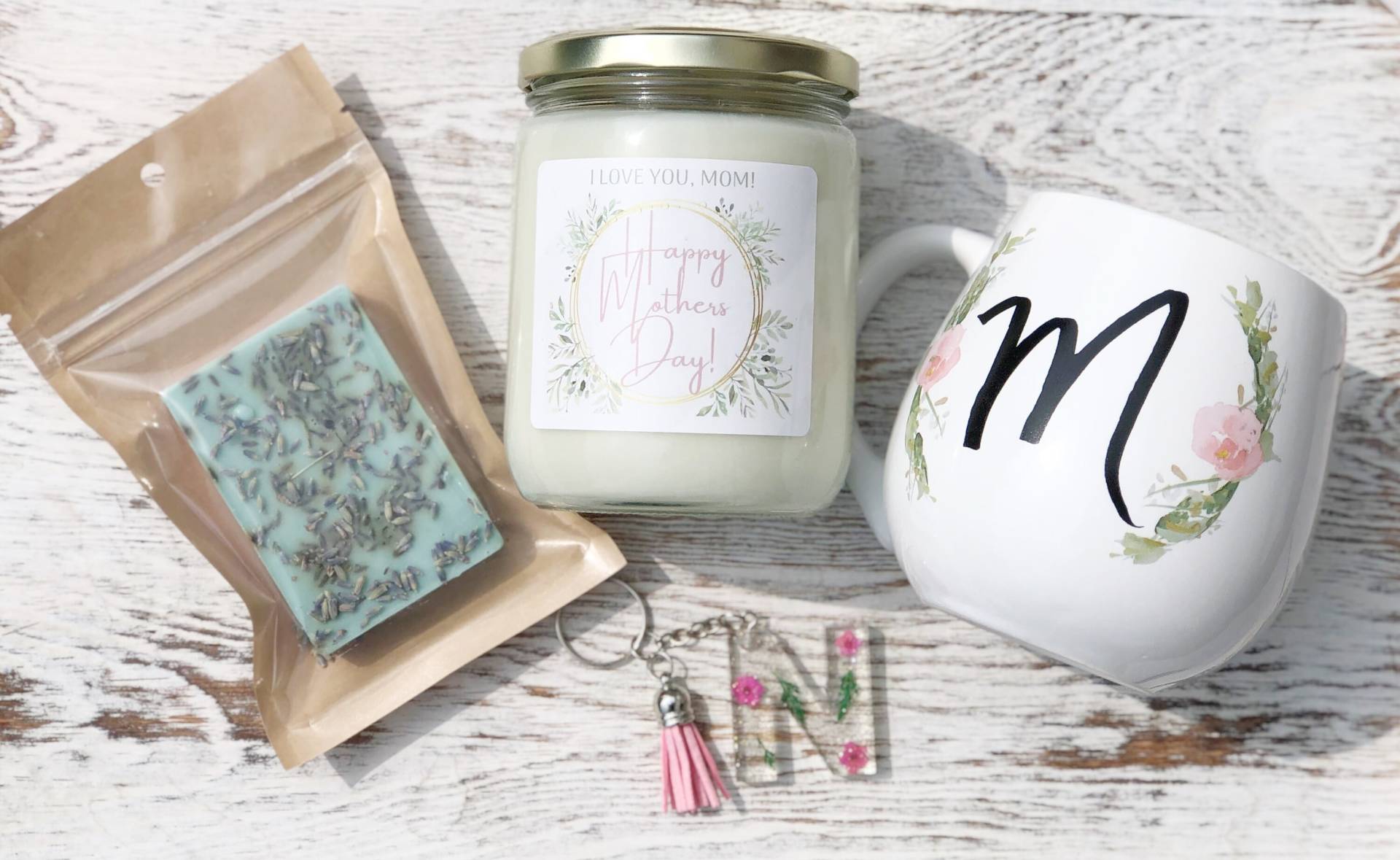 Muttertagsgeschenkbox | Soja Kerze Monogramm Kaffeebecher Handgemachte Seife Initial Schlüsselanhänger Kerzen-Geschenkbox Rose Gemütliche Zuflucht von Etsy - CozyHavenDecor
