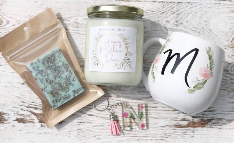 Muttertagsgeschenkbox | Soja Kerze Monogramm Kaffeebecher Handgemachte Seife Initial Schlüsselanhänger Kerzen-Geschenkbox Rose Gemütliche Zuflucht von Etsy - CozyHavenDecor