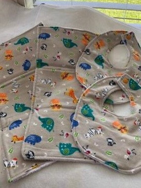 Entzückendes Kleines Lätzchen Und Spucktuch Mit Zootieren von Etsy - CraftEtcByLeslie
