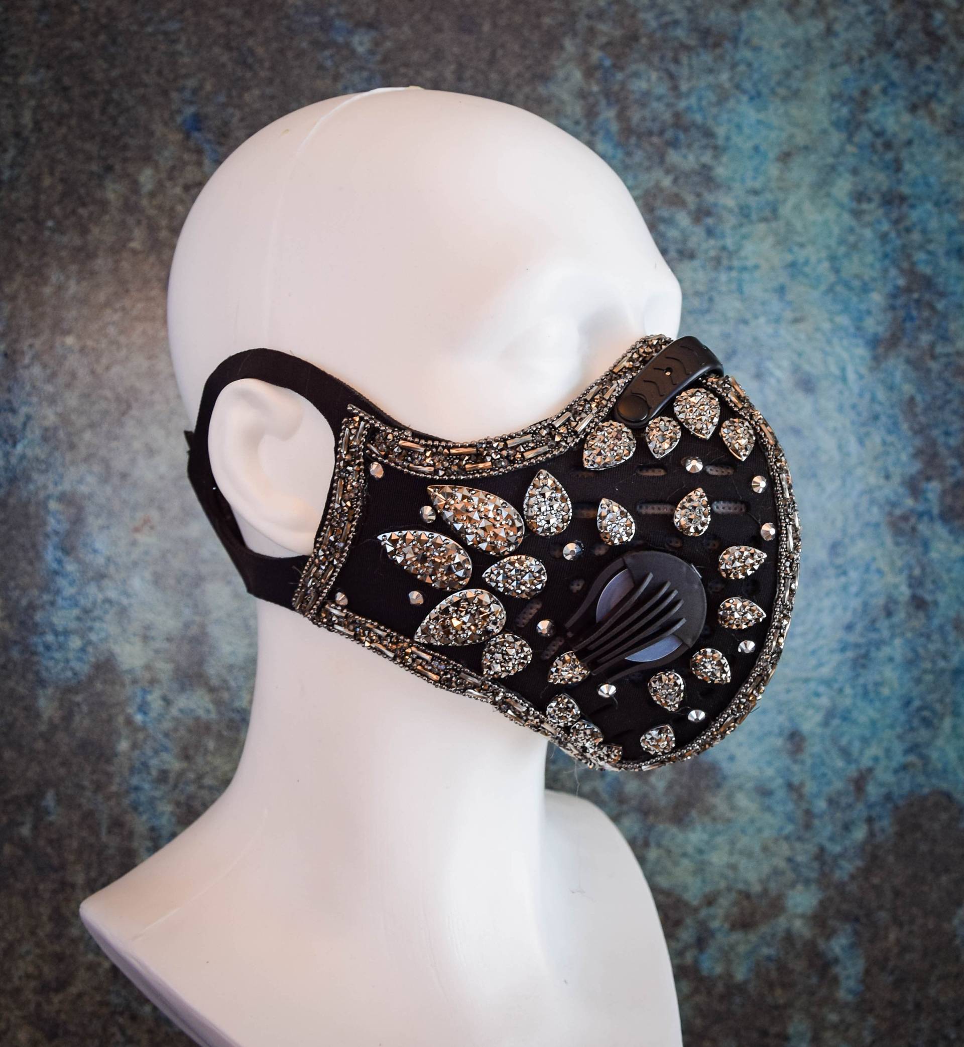 strass Verziert Schutzstaub Maske Mit Filter, Schwarze Gunmetal Halloween-Maske strass Verziert Schutzstaub Maske Mit Filter, Schwarze Gunmetal Halloween-Maske von Etsy - CraftExplosionCZ