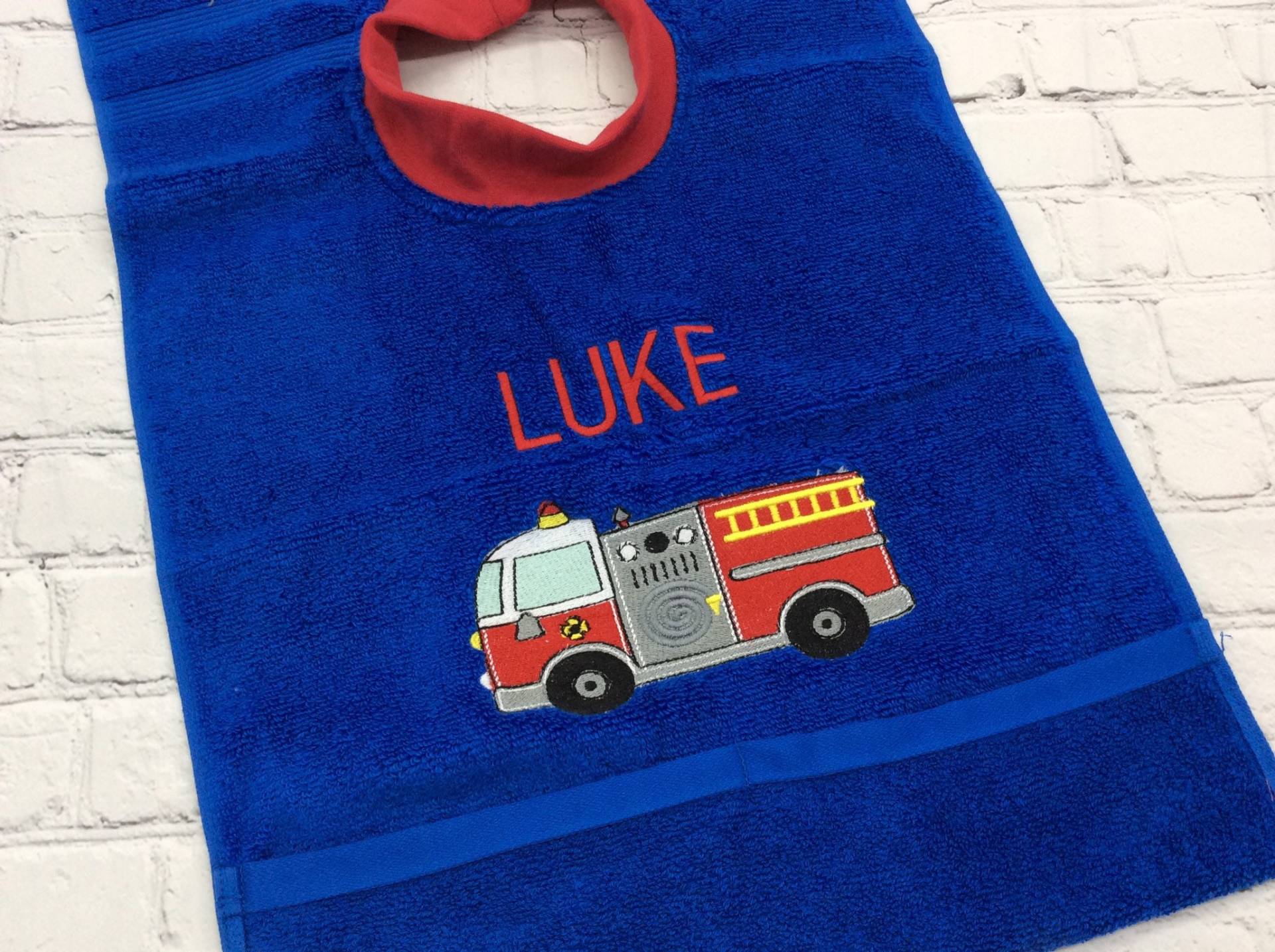 Feuerwehrauto Lätzchen, Zukünftige Feuerwehrmann Geburtstag Personalisierte Monogramm Handtuch Lätzchen Feuerwehrauto Lätzchen, Zukünftige Feuerwehrmann Geburtstag Personalisierte Monogramm Handtuch Lätzchen von Etsy - Crafting4Caleb