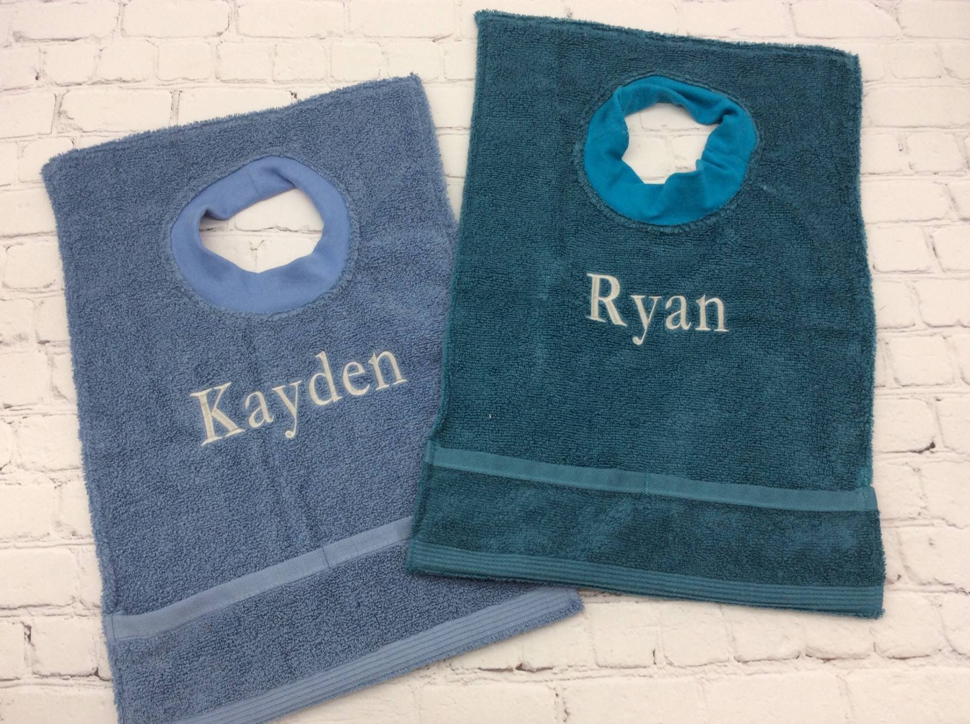 Handtuch Lätzchen, Personalisierte Kleinkind Geschenk, Geburtstagsgeschenk, Senior Kleidung Schutz Erwachsene Abdeckung, Lätzchen von Etsy - Crafting4Caleb