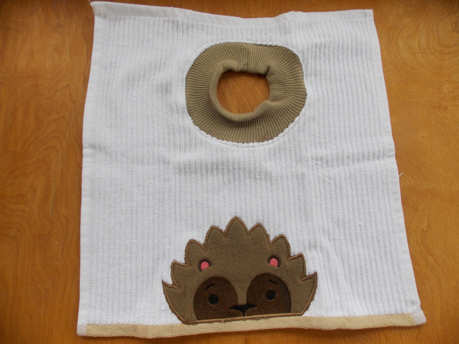 Hedgehog Toddler Bib, Dish Towel Pull Over Woodland Gift Under 10, Gift, For Boy, Boy Birthday, Birthday Hedgehog Toddler Bib, Dish Towel Pull Over Woodland Gift Under 10, Gift, For Boy, Boy Birthday, Birthday von Etsy - Crafting4Caleb