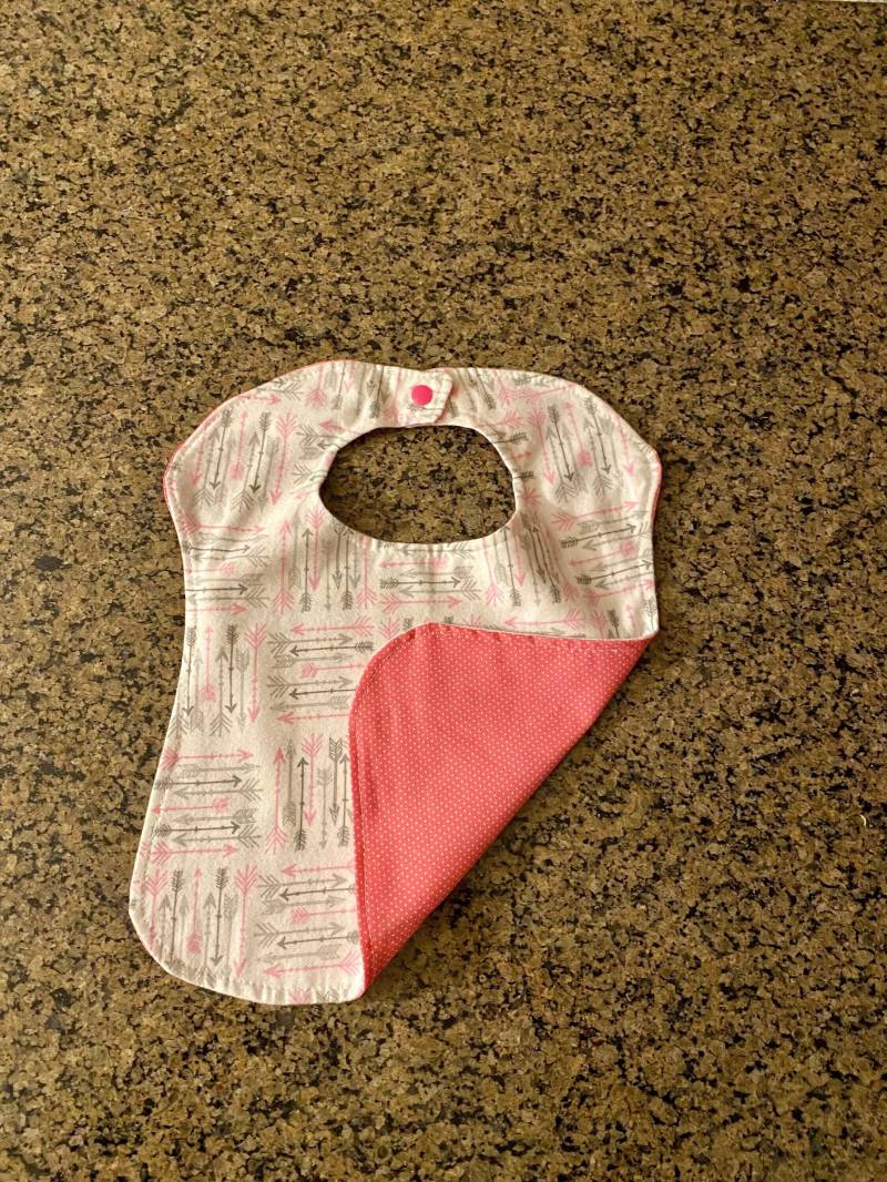 Pfeil Lätzchen, Pinkes Lätzchen, Mädchen Baby Babybib, Shower Geschenk, Wende Druckknopf, Dribbel Kleinkind Geschenk von Etsy - CreationsByColieWI