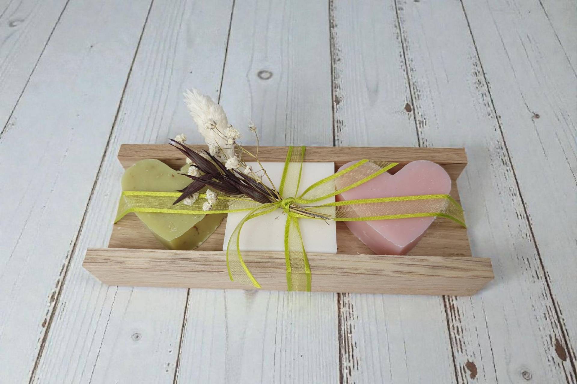 Geschenk Schafmilchseifen in Holzverpackung Mit Seifenherzen Grün-Weiß-Rosa Geschenk Schafmilchseifen in Holzverpackung Mit Seifenherzen Grün-Weiß-Rosa von Etsy - CreativAnita