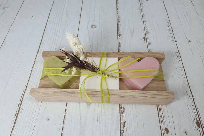 Geschenk Schafmilchseifen in Holzverpackung Mit Seifenherzen Grün-Weiß-Rosa Geschenk Schafmilchseifen in Holzverpackung Mit Seifenherzen Grün-Weiß-Rosa von Etsy - CreativAnita