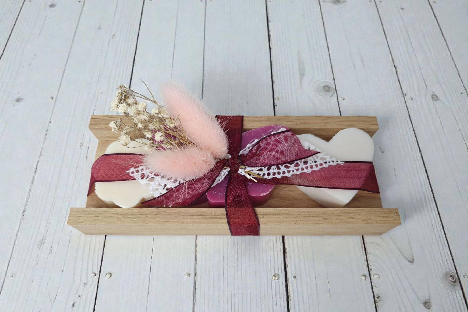 Geschenk Schafmilchseifen in Holzverpackung Mit Seifenherzen Schmetterling-Herz Geschenk Schafmilchseifen in Holzverpackung Mit Seifenherzen Schmetterling-Herz von Etsy - CreativAnita