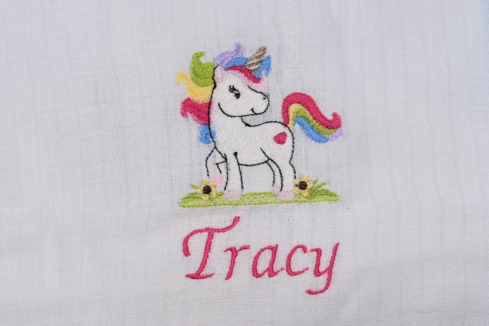 Spucktuch/Mullwindel Mit Namen Einhorn Pink Herz Regenbogenfarben Personalisiert & Bestickt Spucktuch/Mullwindel Mit Namen Einhorn Pink Herz Regenbogenfarben Personalisiert & Bestickt von Etsy - CreativeCreatorDE