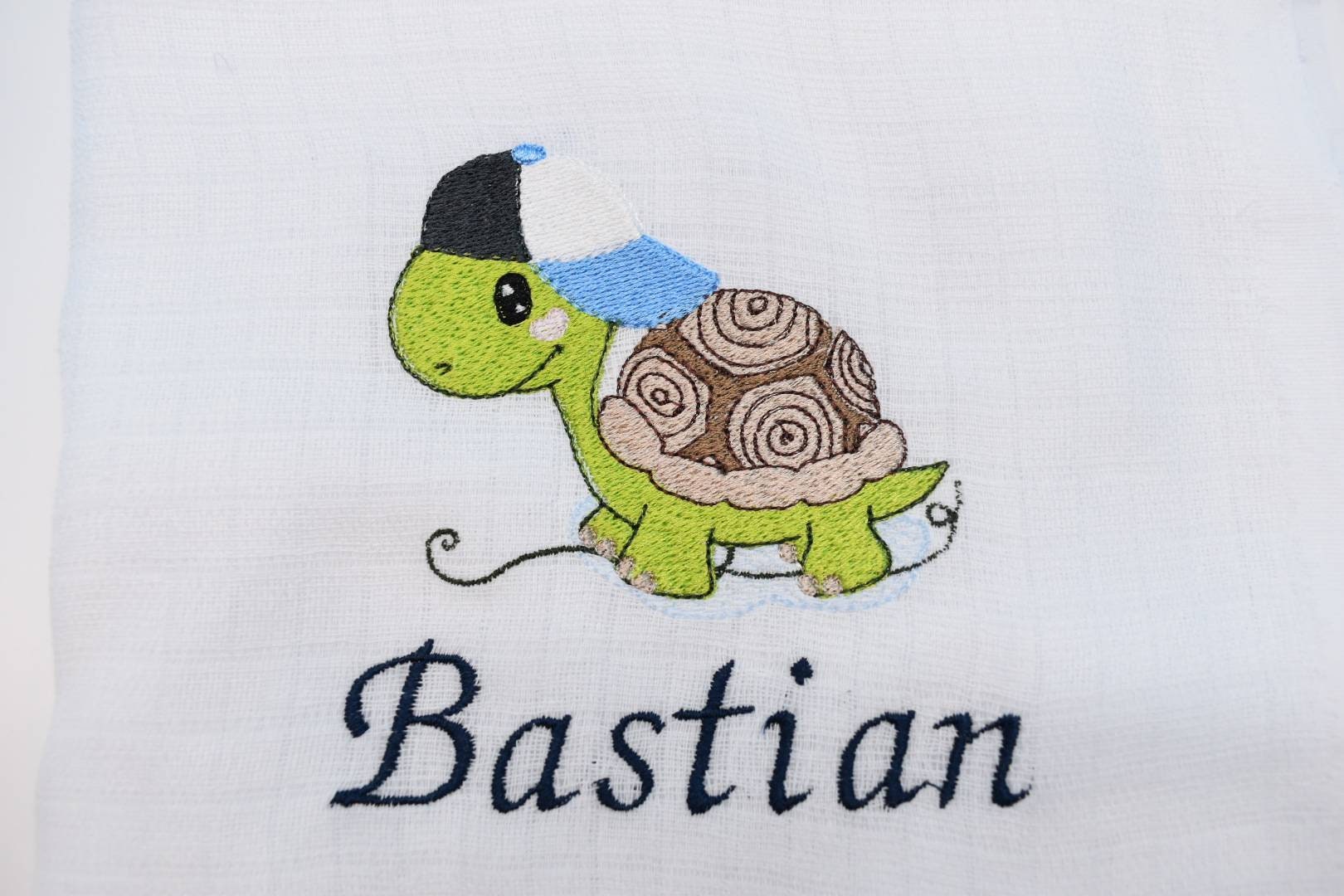 Spucktuch/Mullwindel Mit Namen Schildkröte Grün Cool Cap Personalisiert & Bestickt Spucktuch/Mullwindel Mit Namen Schildkröte Grün Cool Cap Personalisiert & Bestickt von Etsy - CreativeCreatorDE