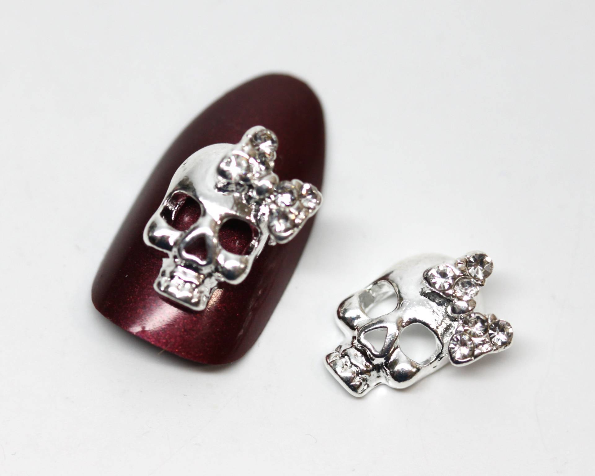 2 Stück Schmuck Sugar Scull Mit Schleife Silber Oder Gold Strass 3D Metall Nagel Charms Kunst Hochwertige Nagel-Design-Aufkleber-Ohrringe 2 Stück Schmuck Sugar Scull Mit Schleife Silber Oder Gold Strass 3D Metall Nagel Charms Kunst Hochwertige Nagel-Design-Aufkleber-Ohrringe von Etsy - CreativeNailArt