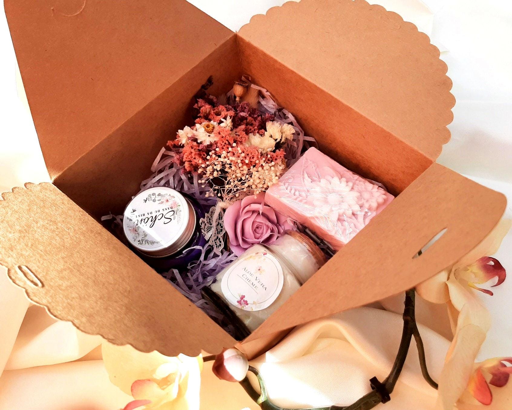 Geschenk Zum Geburtstag Für Frauen Wellness Beautyartikel Im Geschenkkarton in 4 Düften Wellnessbox Mit Pflegeprodukten Wohlfühlset Homespa Geschenk Zum Geburtstag Für Frauen Wellness Beautyartikel Im Geschenkkarton in 4 Düften Wellnessbox Mit Pflegeprodukten Wohlfühlset Homespa von Etsy - CreativesoapsKunst