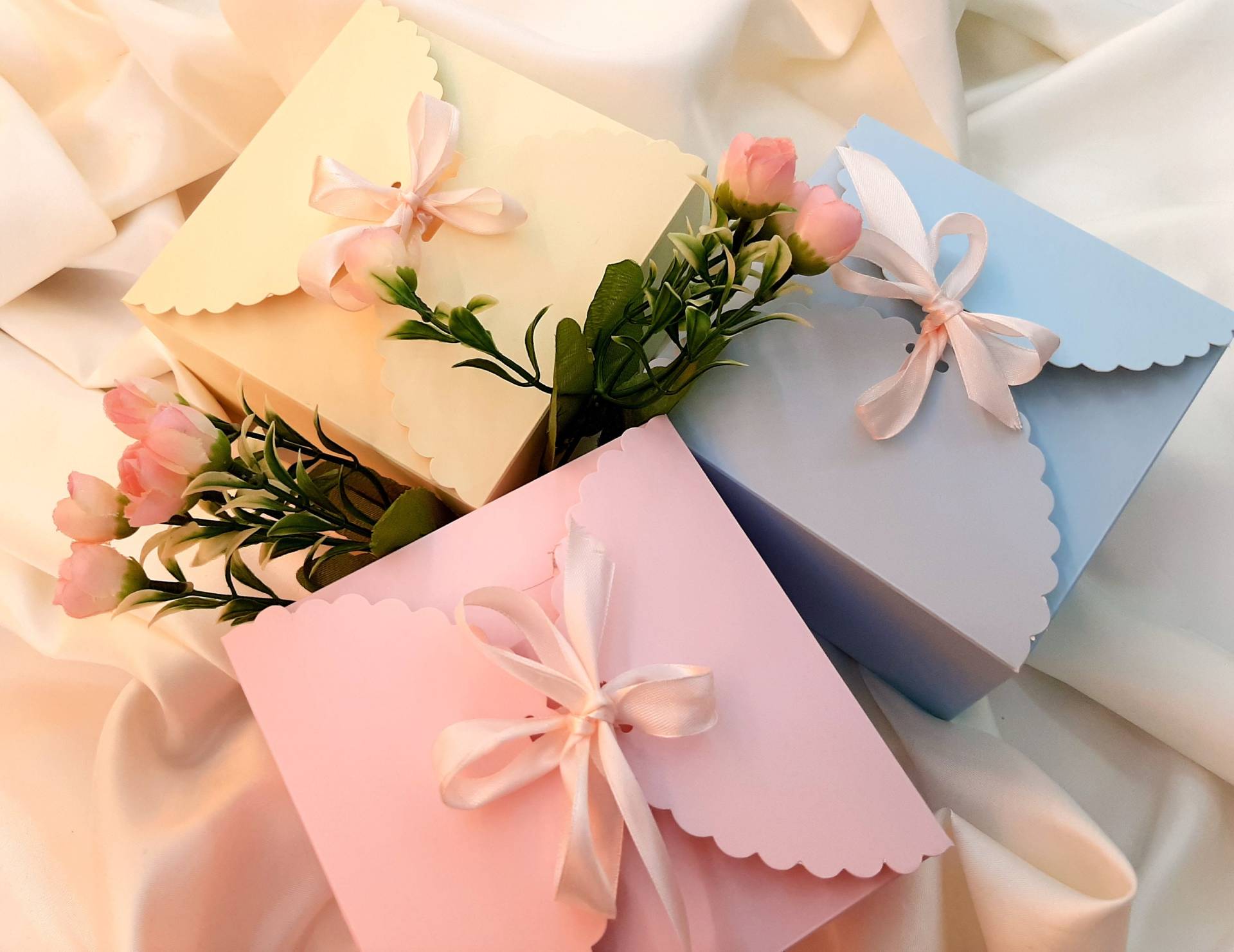 Geschenk Zum Geburtstag Für Frauen Wellness Beautyartikel Im Geschenkkarton in 4 Düften Wellnessbox Mit Pflegeprodukten Wohlfühlset Homespa Geschenk Zum Geburtstag Für Frauen Wellness Beautyartikel Im Geschenkkarton in 4 Düften Wellnessbox Mit Pflegeprodukten Wohlfühlset Homespa von Etsy - CreativesoapsKunst