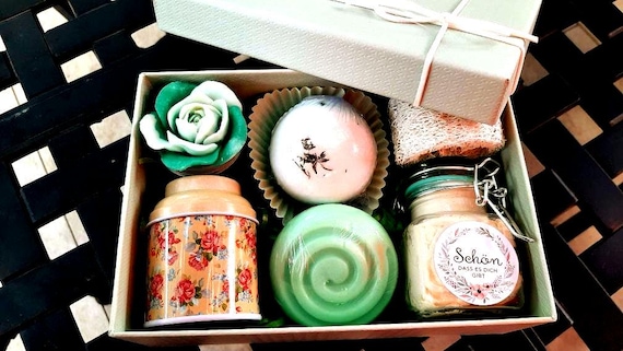 Geschenkbox, Tolles Wellnessgeschenk Für Frau Zum Geburtstag, Antistress Im Geschenkkarton, Seifengeschenk, Achtsamkeit, Kosmetikbox Geschenkbox, Tolles Wellnessgeschenk Für Frau Zum Geburtstag, Antistress Im Geschenkkarton, Seifengeschenk, Achtsamkeit, Kosmetikbox von Etsy - CreativesoapsKunst