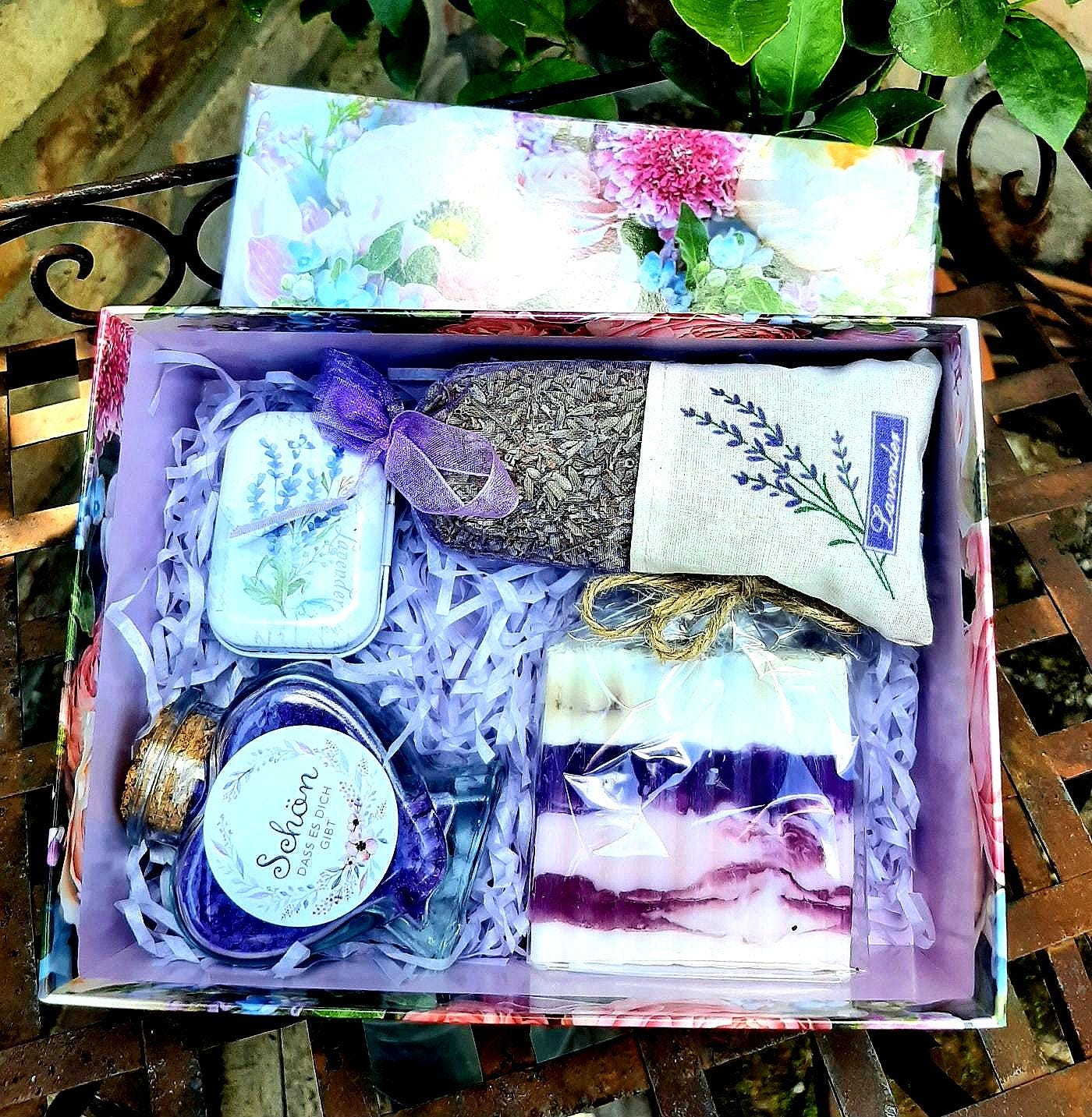 Geschenkbox Lavendelset, Handgemachte Beautyartikel Im Geschenkkarton Für Die Frau Mutter Freundin, Wellness - Lavendel - Kosmetik, Geburtstag Geschenkbox Lavendelset, Handgemachte Beautyartikel Im Geschenkkarton Für Die Frau Mutter Freundin, Wellness - Lavendel - Kosmetik, Geburtstag von Etsy - CreativesoapsKunst