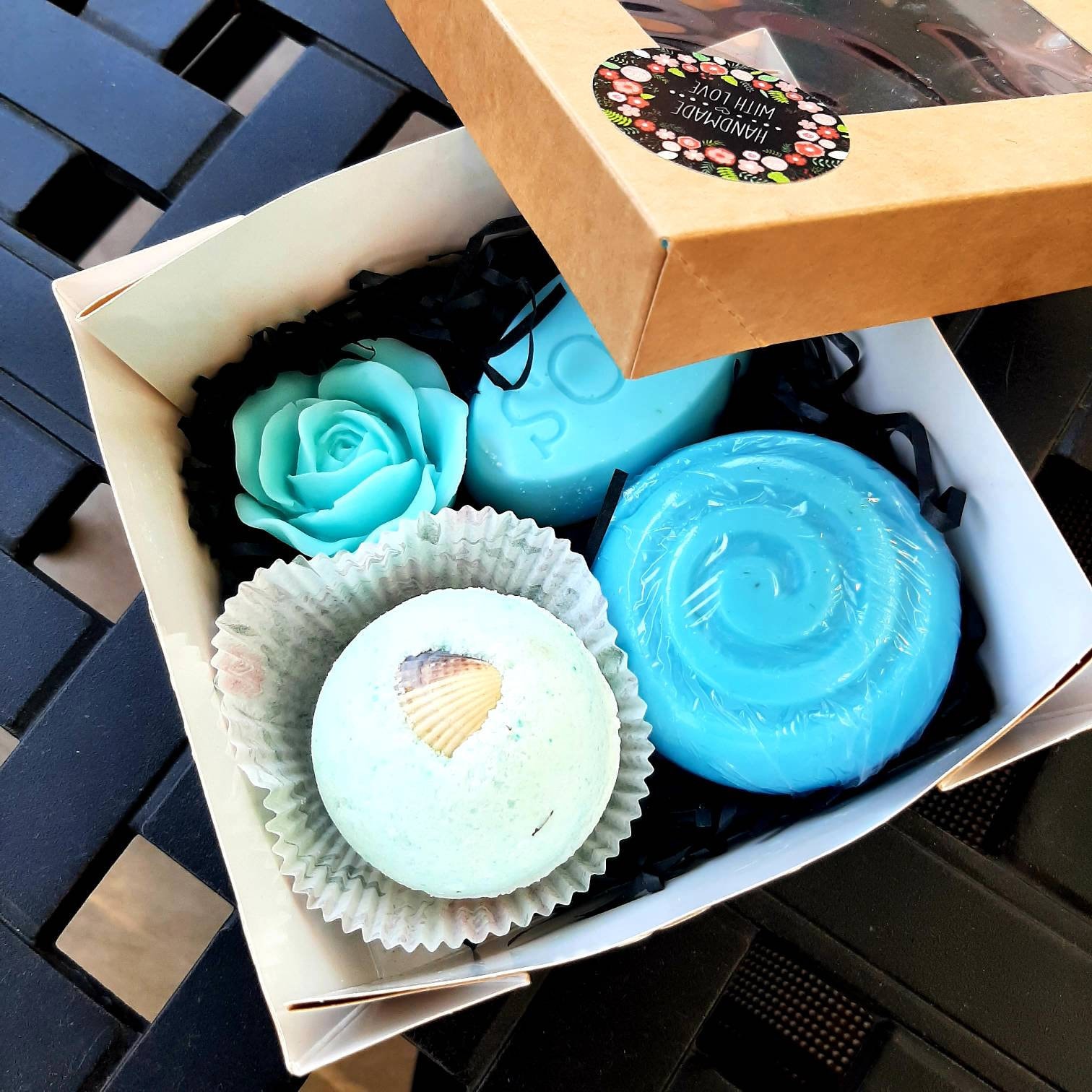 Kleines Weihnachts Geschenk Für Frau Aus Entspannenden Badebomben U Duftenden Seifen in Verschiedenen Düften Überraschung Freundin Kleines Weihnachts Geschenk Für Frau Aus Entspannenden Badebomben U Duftenden Seifen in Verschiedenen Düften Überraschung Freundin von Etsy - CreativesoapsKunst