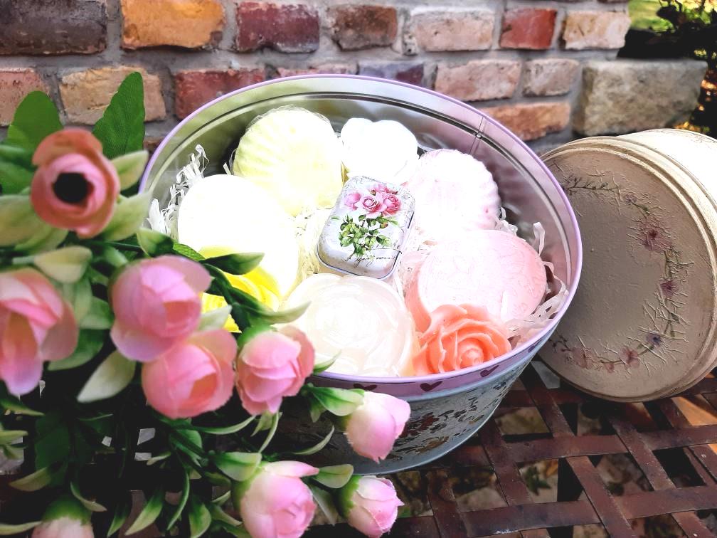 Vintagedose Mit Beautyartikel Als Geschenkbox Nach Auswahl Für Ein Besonderes Geschenk, Einzigartig Handmade, Wellnessgeschenkset Frau Vintagedose Mit Beautyartikel Als Geschenkbox Nach Auswahl Für Ein Besonderes Geschenk, Einzigartig Handmade, Wellnessgeschenkset Frau von Etsy - CreativesoapsKunst