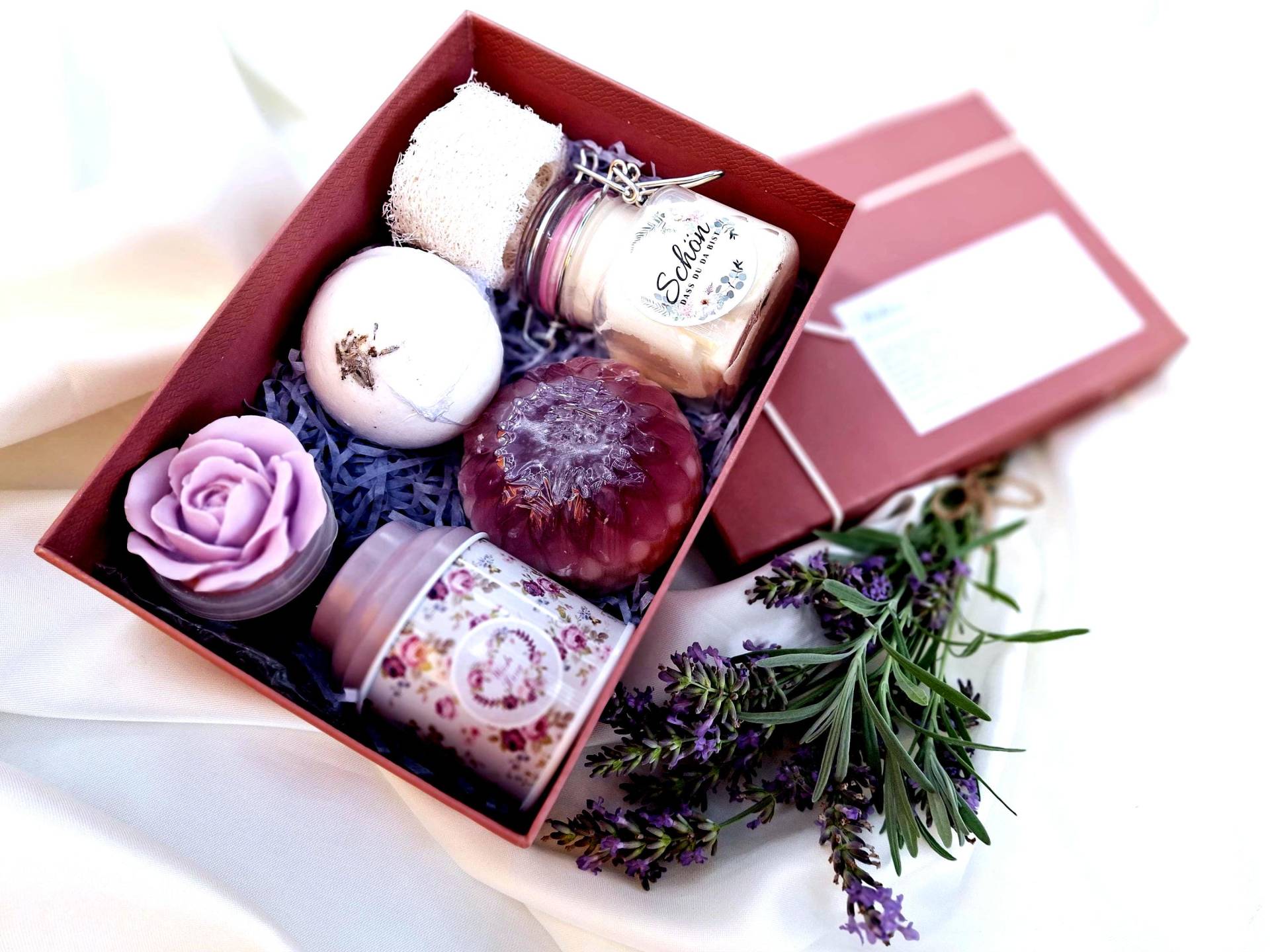 Wellnessgeschenk Vintage Für Frauen Pflegebox Muttertag Geburtagsgeschenk, 6 Handgem. Beautyartikel Im Geschenkkarton in 5 Duftrichtungen Wellnessgeschenk Vintage Für Frauen Pflegebox Muttertag Geburtagsgeschenk, 6 Handgem. Beautyartikel Im Geschenkkarton in 5 Duftrichtungen von Etsy - CreativesoapsKunst