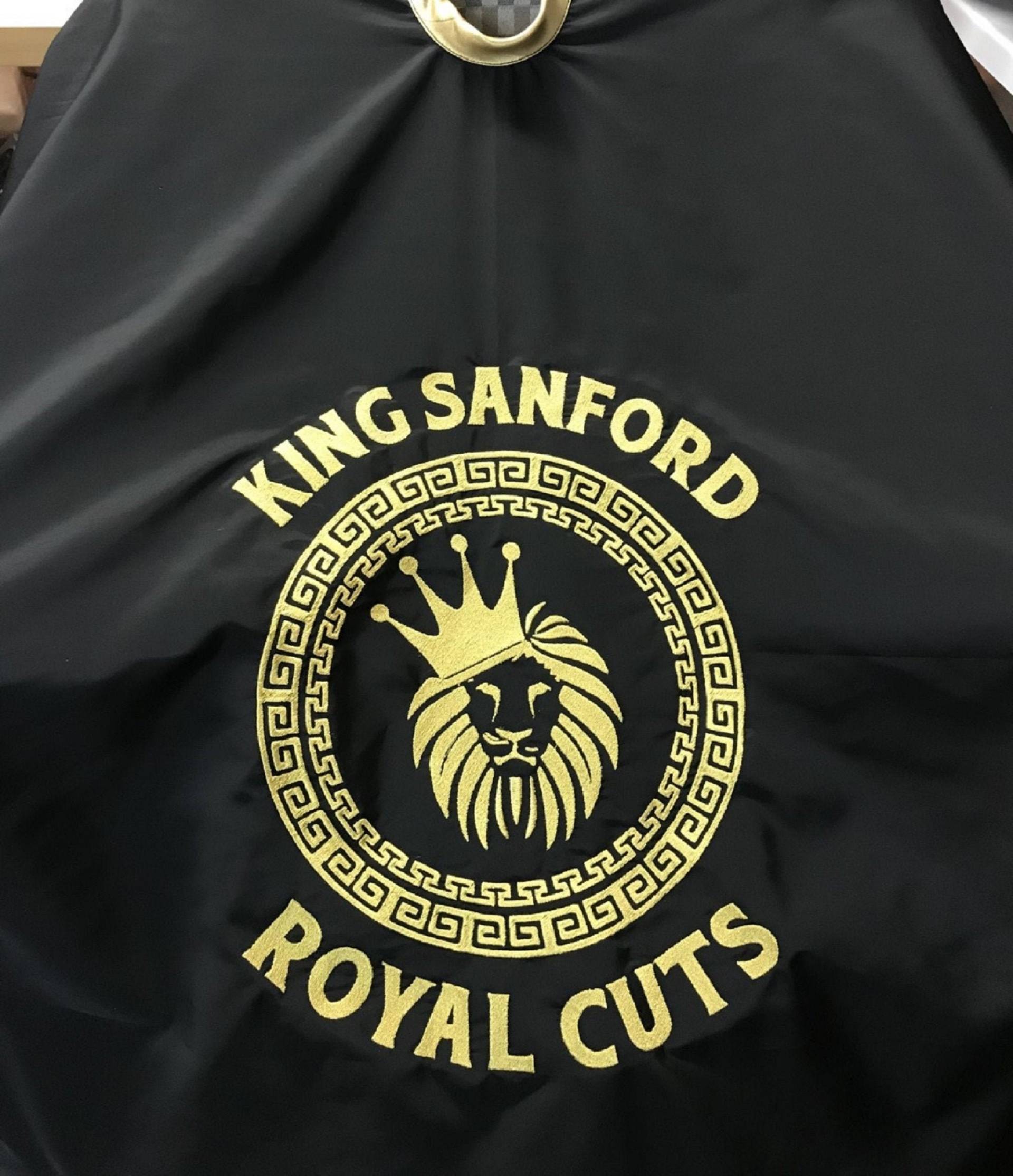 Solider Barbier Umhang, Haare Schneiden Cape Wird Ohne Design Verkauft Wenn Sie Für Custom Embroidery Anfordern, Sind Die Kosten Extra Solider Barbier Umhang, Haare Schneiden Cape Wird Ohne Design Verkauft Wenn Sie Für Custom Embroidery Anfordern, Sind Die Kosten Extra von Etsy - CustomBarberCapes