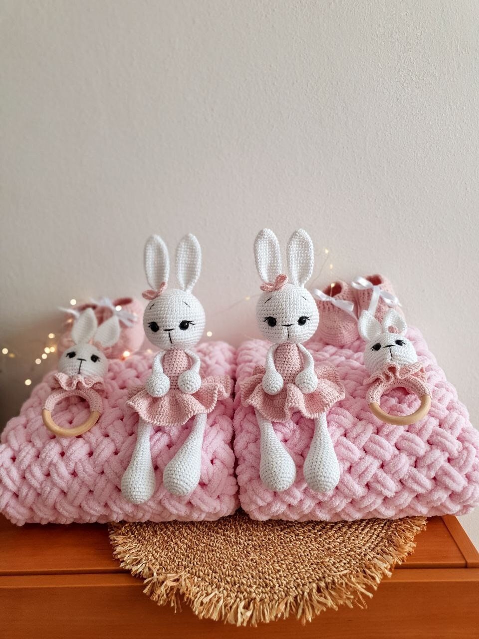 Hase Im Kleid, Gestricktes Kleines Tier, Geburtstags-Geschenk-Set, Set, Geschenk Für Eine Babyparty, Gestrickte Schühchen, Babydecke, Kinderwagen Hase Im Kleid, Gestricktes Kleines Tier, Geburtstags-Geschenk-Set, Set, Geschenk Für Eine Babyparty, Gestrickte Schühchen, Babydecke, Kinderwagen von Etsy - CzechToys