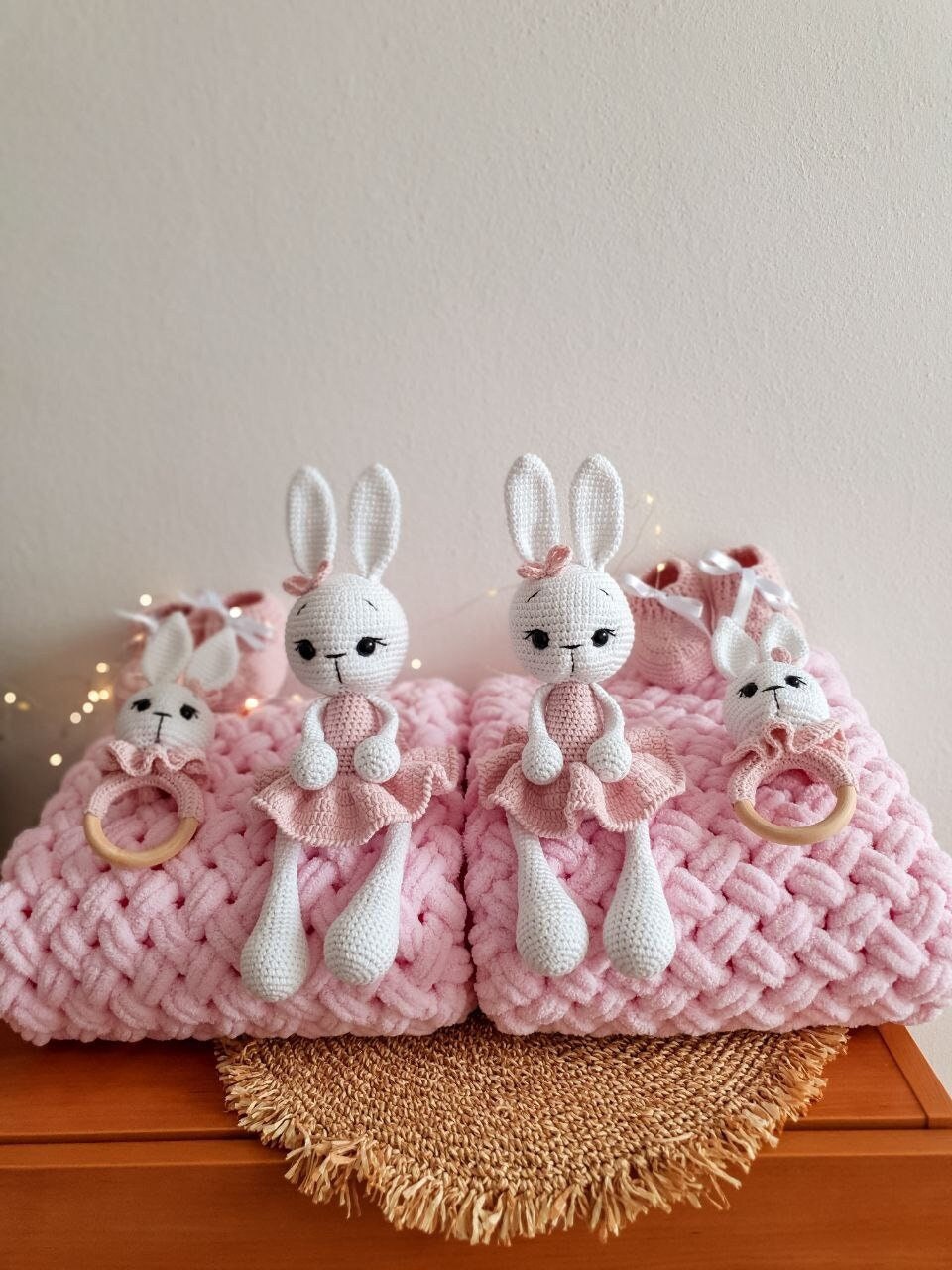 Hase Im Kleid, Strickspielzeug, Geschenkspielzeug, Rassel Und Spielzeug Set, Geburtstagsset, Strickschühchen, Gestrickte Babydecke, Plaid Kinderwagen von Etsy - CzechToys